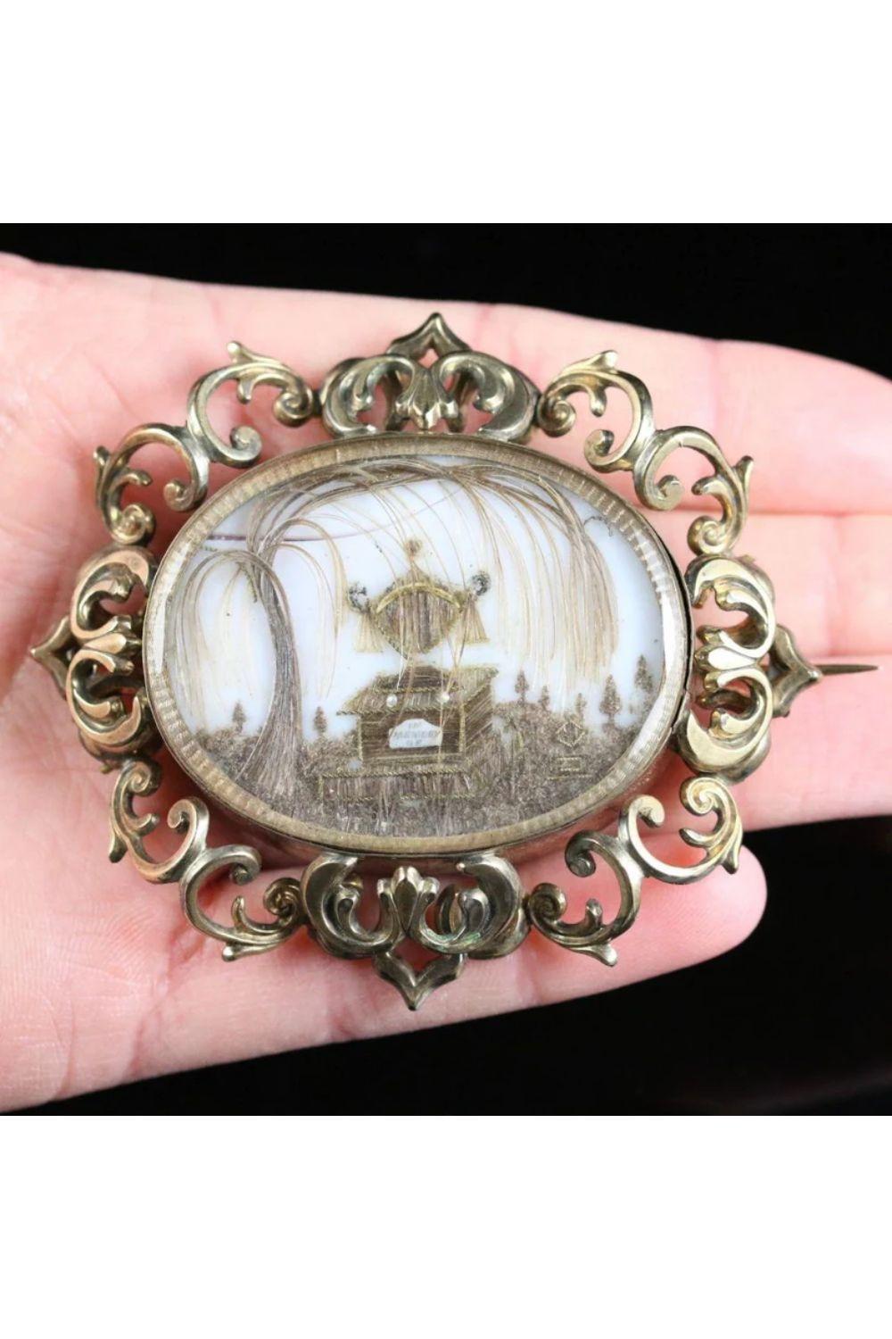 Women's Antique Georgian Mourning Brooch in 18 Carat Gold, circa 1780 For Sale
