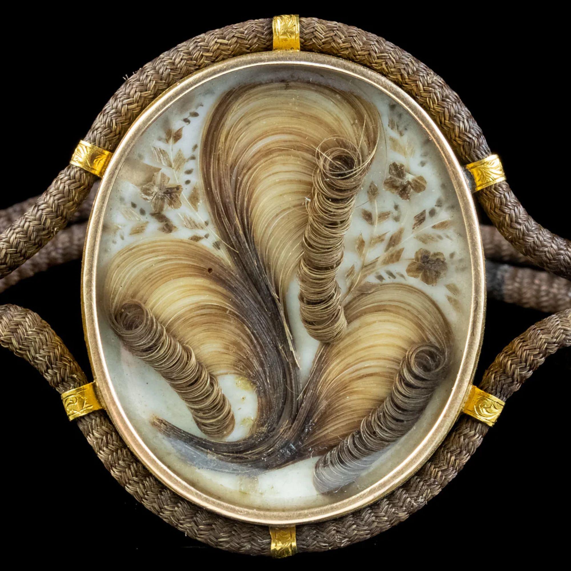 Antikes georgianisches Armband aus 18 Karat Gold für trauernde Haare, um 1820 (Georgian) im Angebot