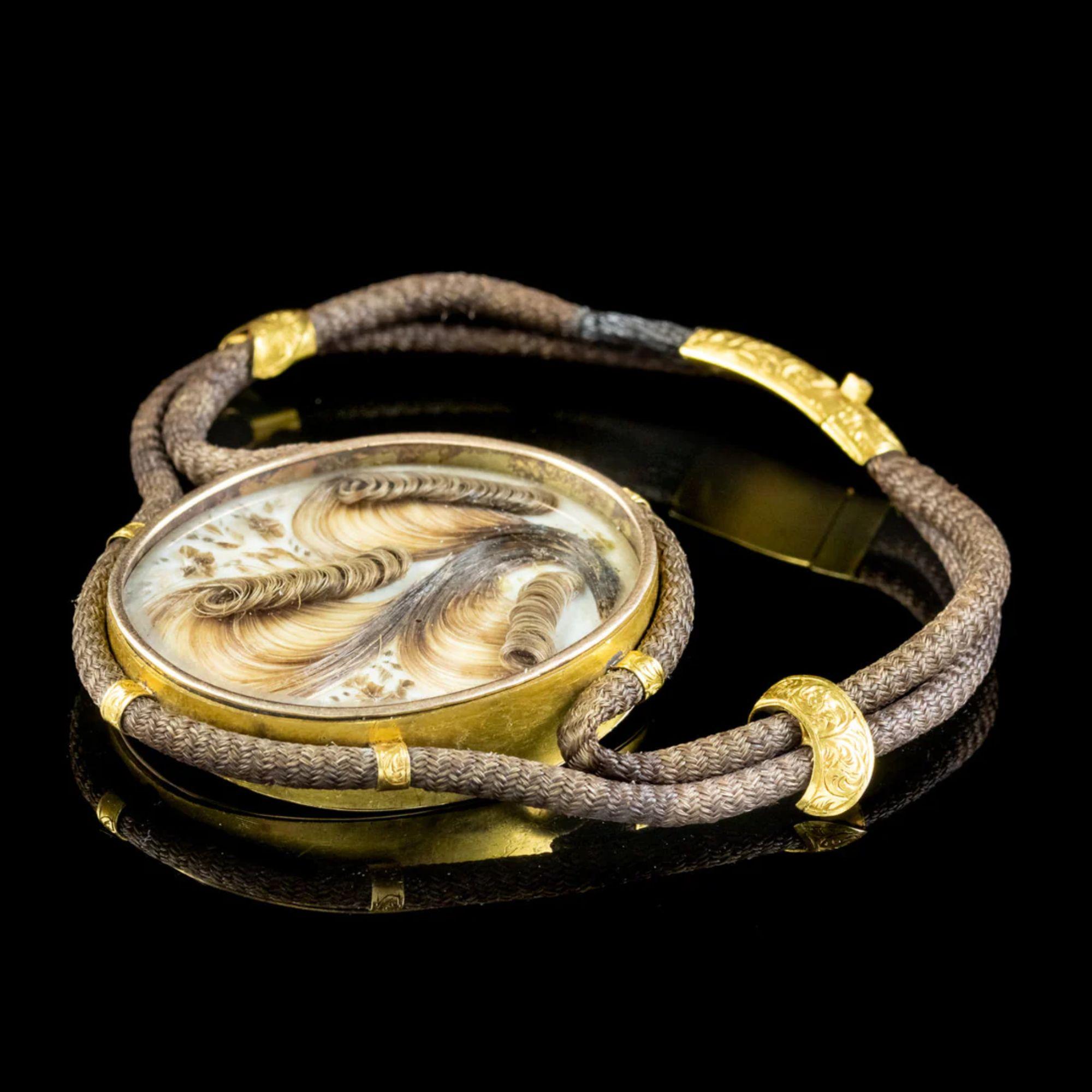 Antique Georgian Mourning Hair Locket Bracelet in 18 Carat Gold, circa 1820 In Good Condition For Sale In Kendal, GB