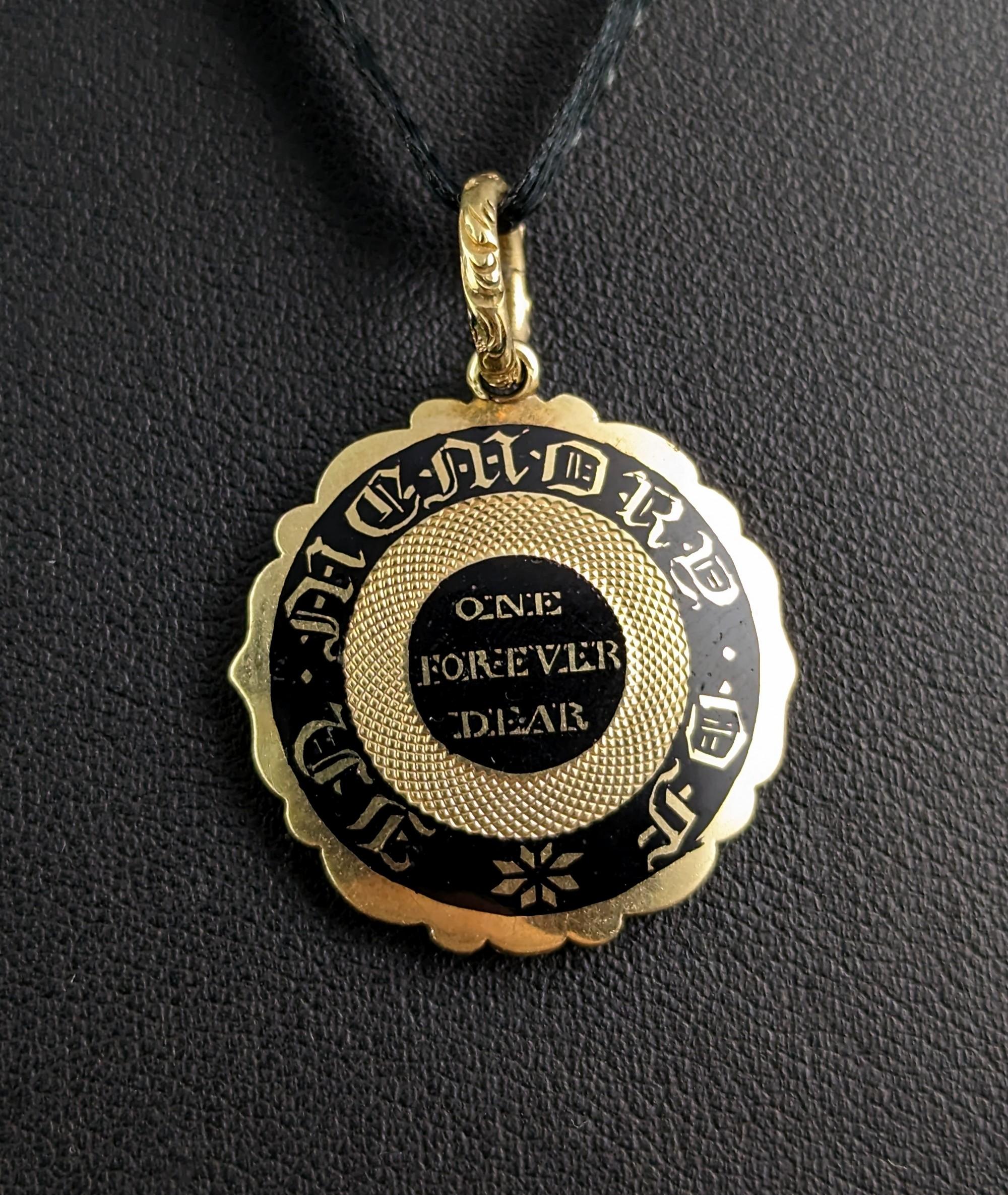 Antique Georgian mourning locket pendant, 9k gold and black enamel  In Good Condition In NEWARK, GB