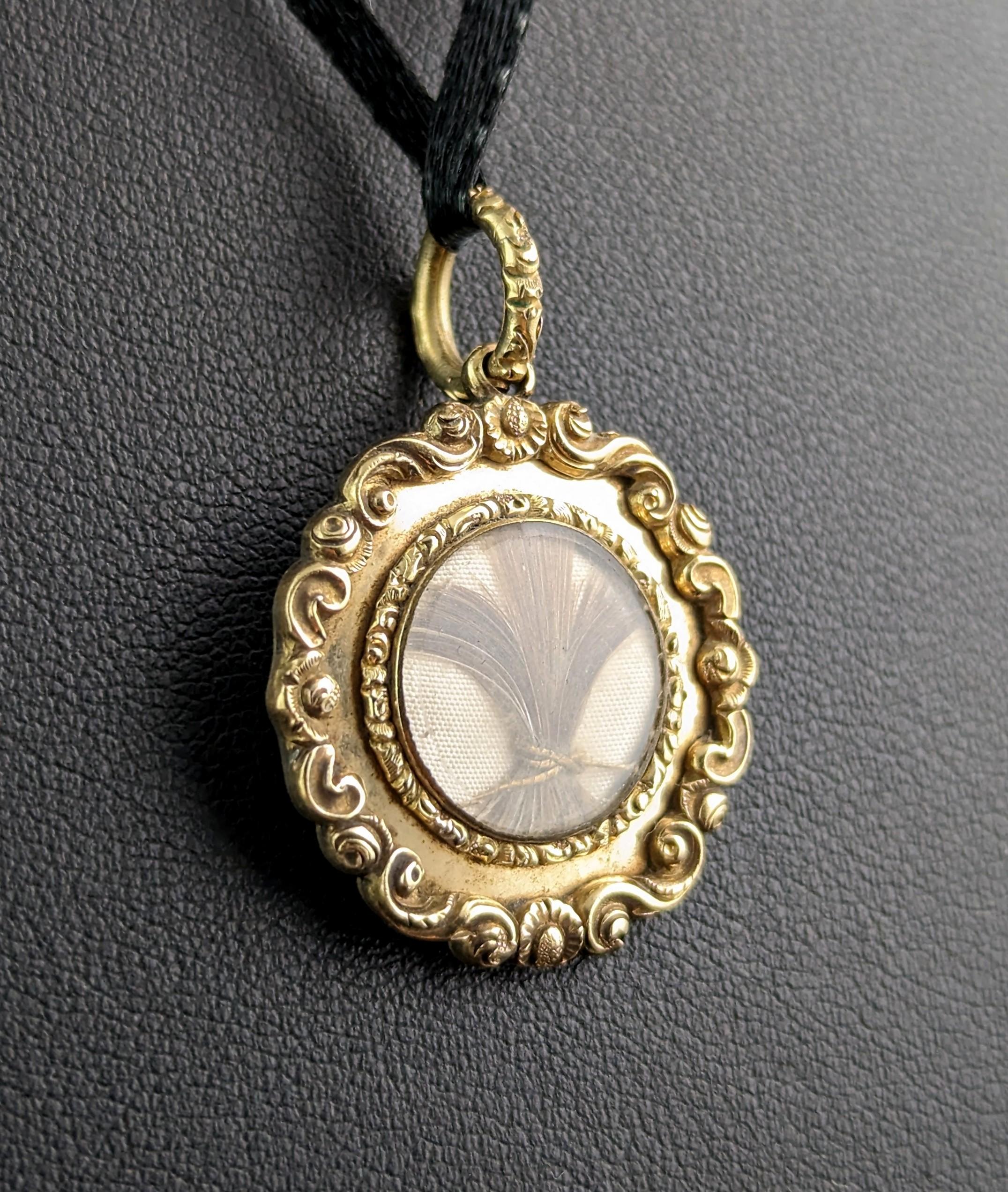 Antique Georgian mourning locket pendant, 9k gold and black enamel  3