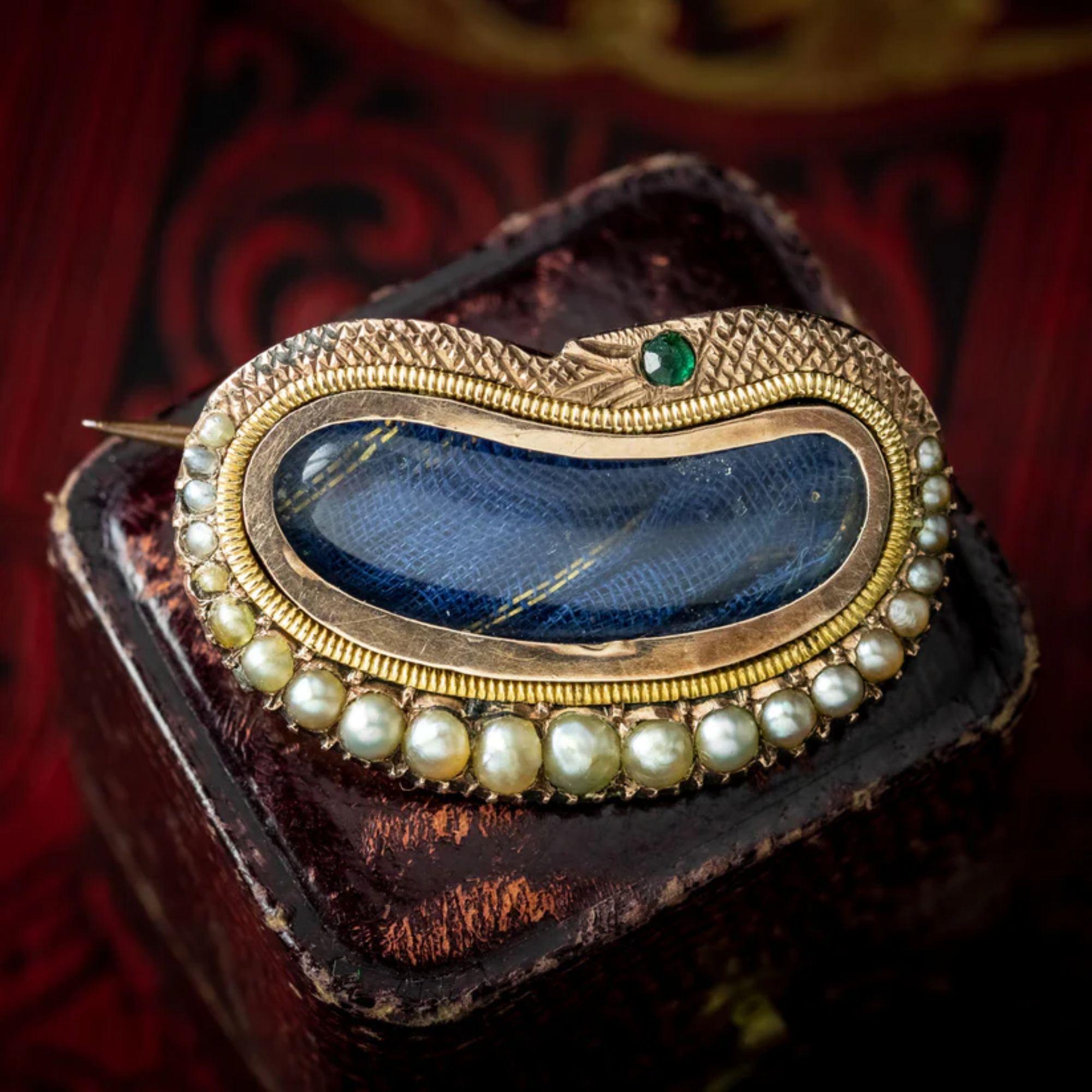 Antique Georgian Mourning Pearl Snake Brooch with Window, circa 1800 – 1830 In Good Condition For Sale In Kendal, GB