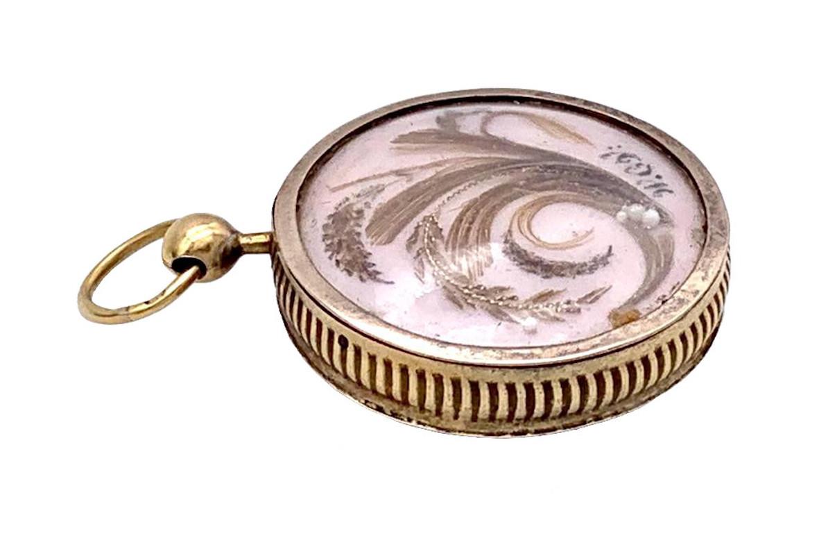 George IV Pendentif de deuil géorgien ancien de style géorgien avec initiales en porcelaine peinte en or et perles de cheveux en vente