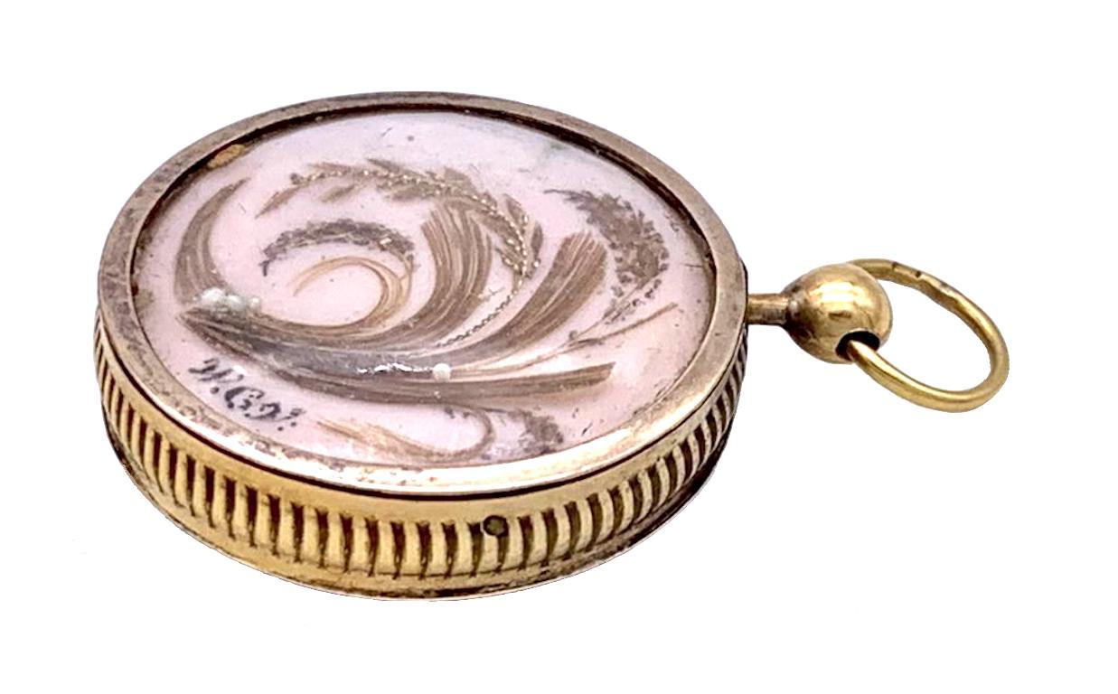 Taille pampille Pendentif de deuil géorgien ancien de style géorgien avec initiales en porcelaine peinte en or et perles de cheveux en vente