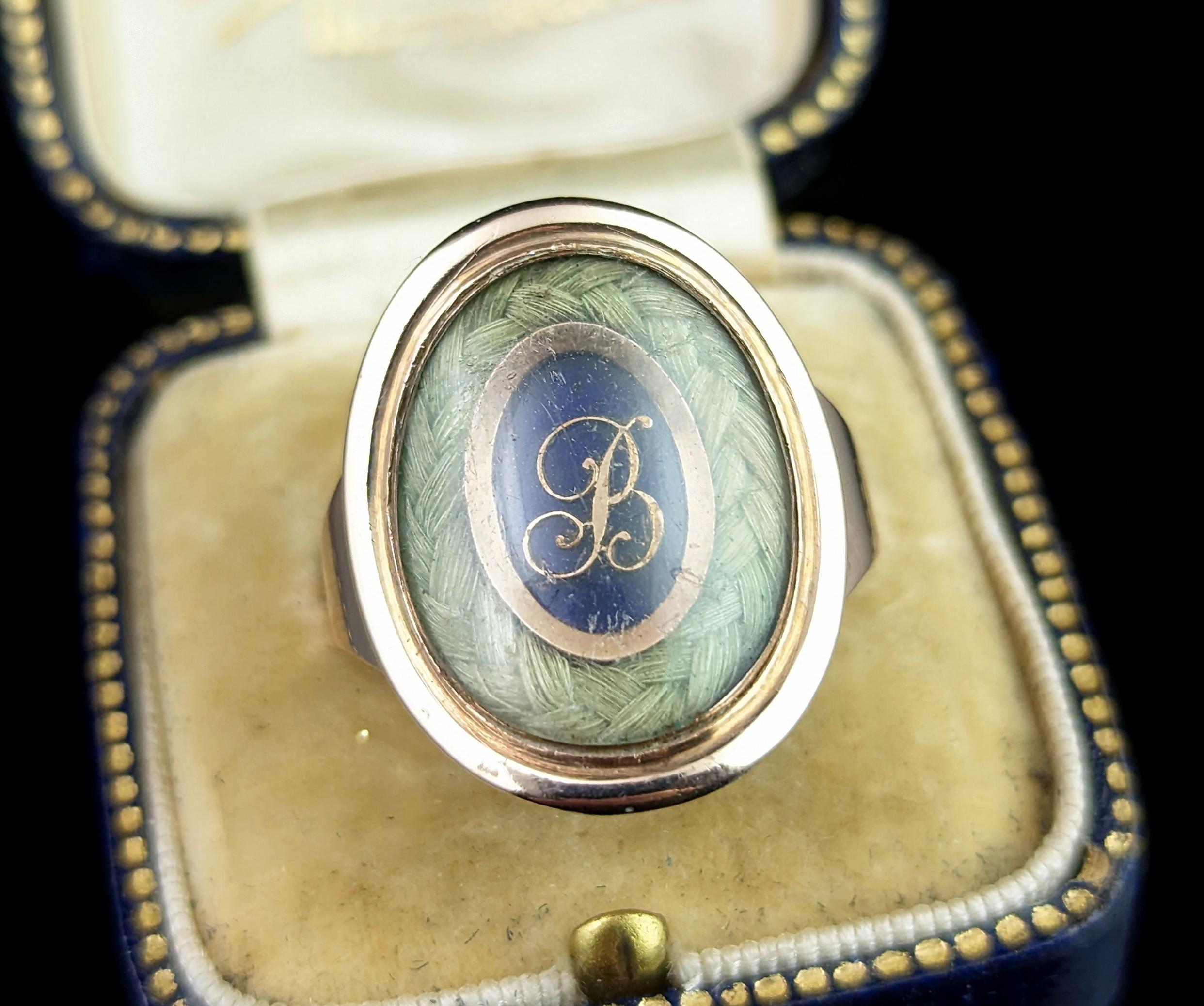 Antiguo anillo georgiano de luto, oro amarillo de 18 quilates, esmalte azul y trabajo capilar en venta 5