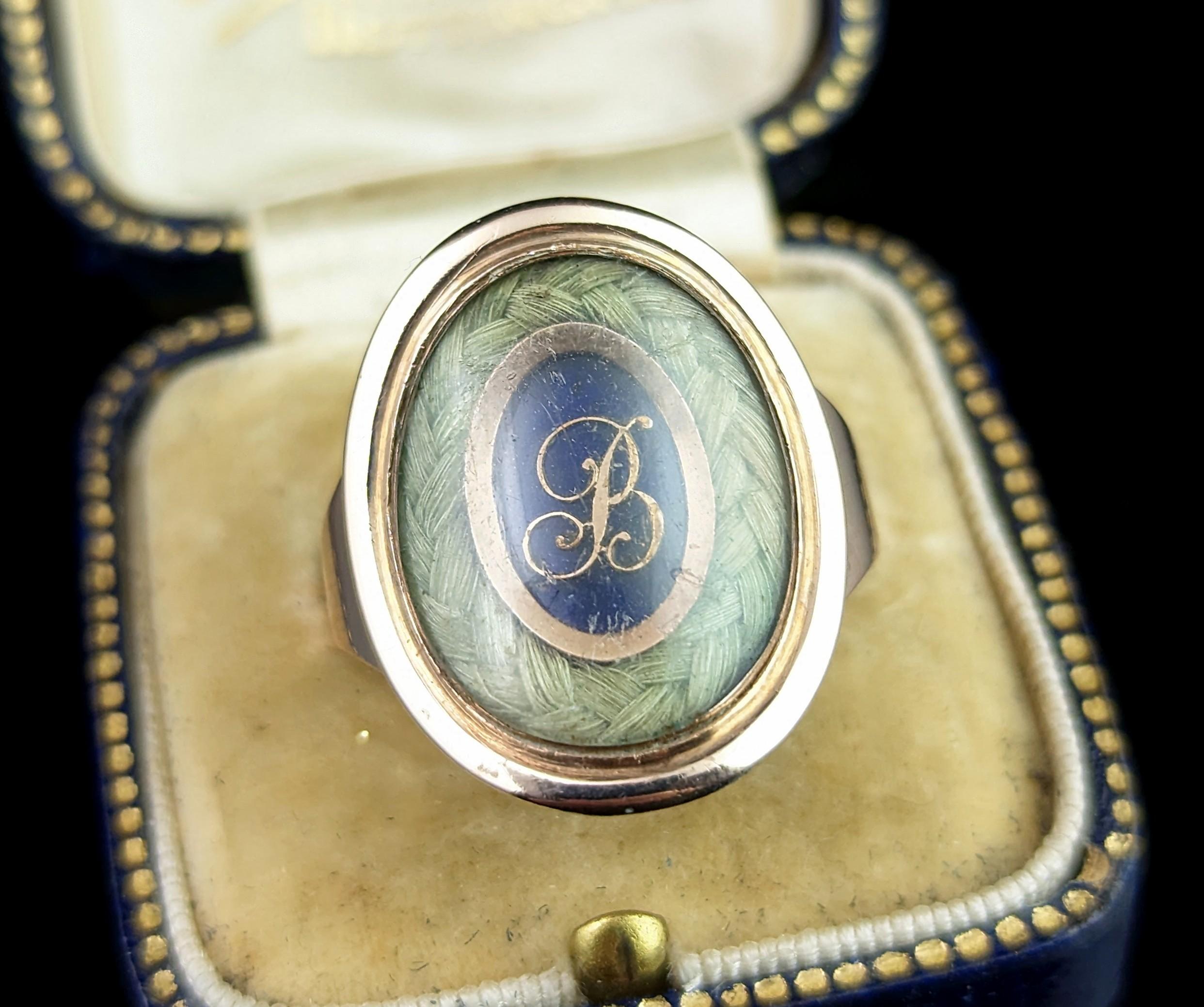 Bague de deuil géorgienne ancienne, or jaune 18 carats, émail bleu et cheveux en vente 5