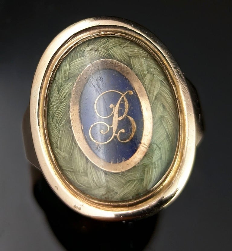 Antique Georgian Mourning Ring, 18 Karat Yellow Gold, Blue Enamel and Hairwork In Fair Condition For Sale In NEWARK, GB