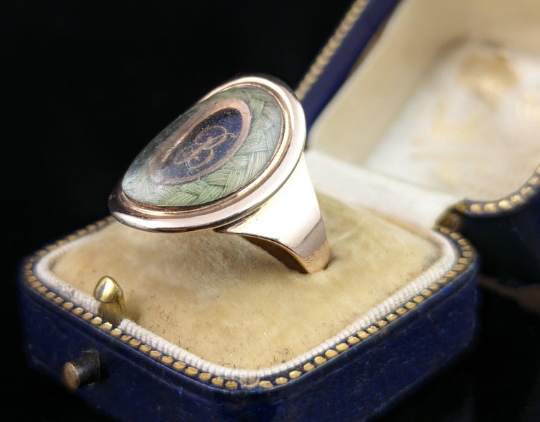Antique Georgian Mourning Ring, 18 Karat Yellow Gold, Blue Enamel and Hairwork For Sale 1