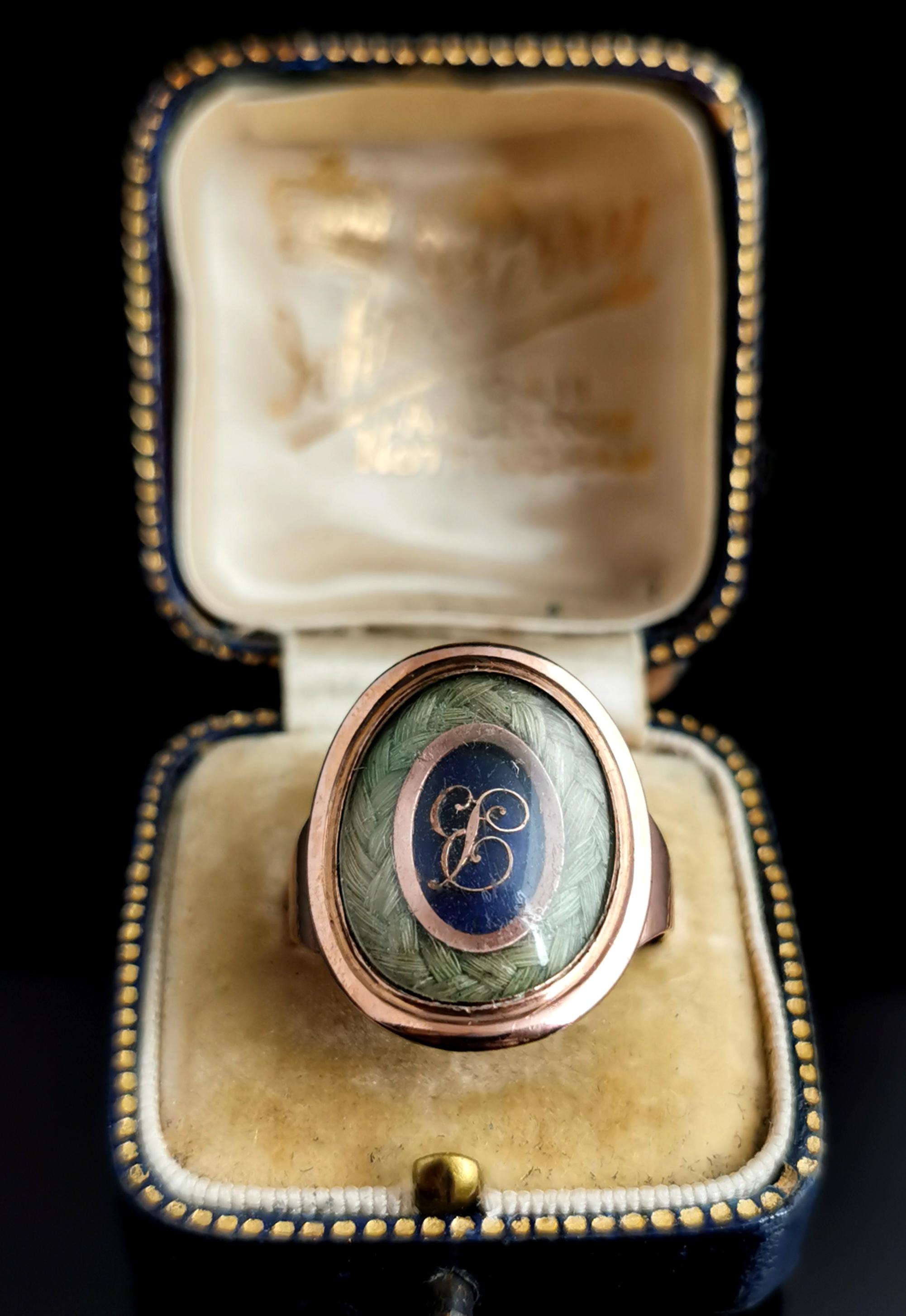 Antique Georgian Mourning Ring, 18 Karat Yellow Gold, Blue Enamel and Hairwork In Fair Condition In NEWARK, GB