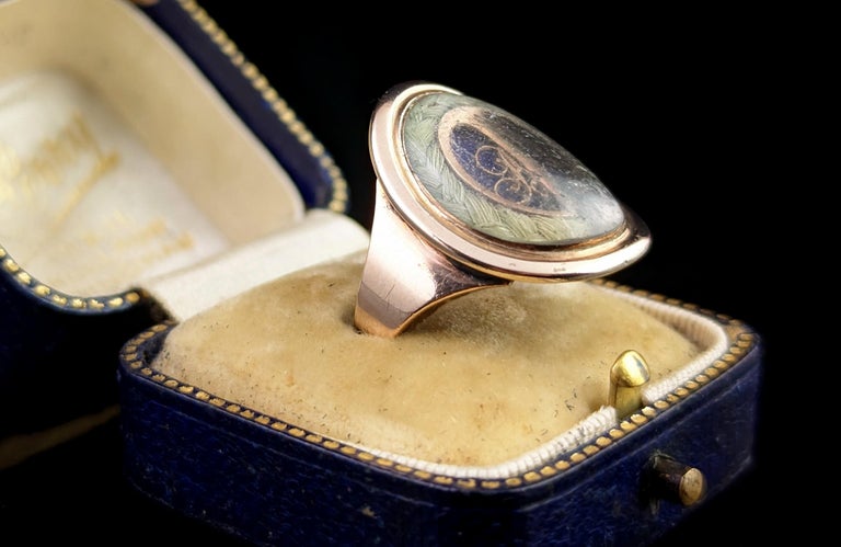 Antique Georgian Mourning Ring, 18 Karat Yellow Gold, Blue Enamel and Hairwork For Sale 3