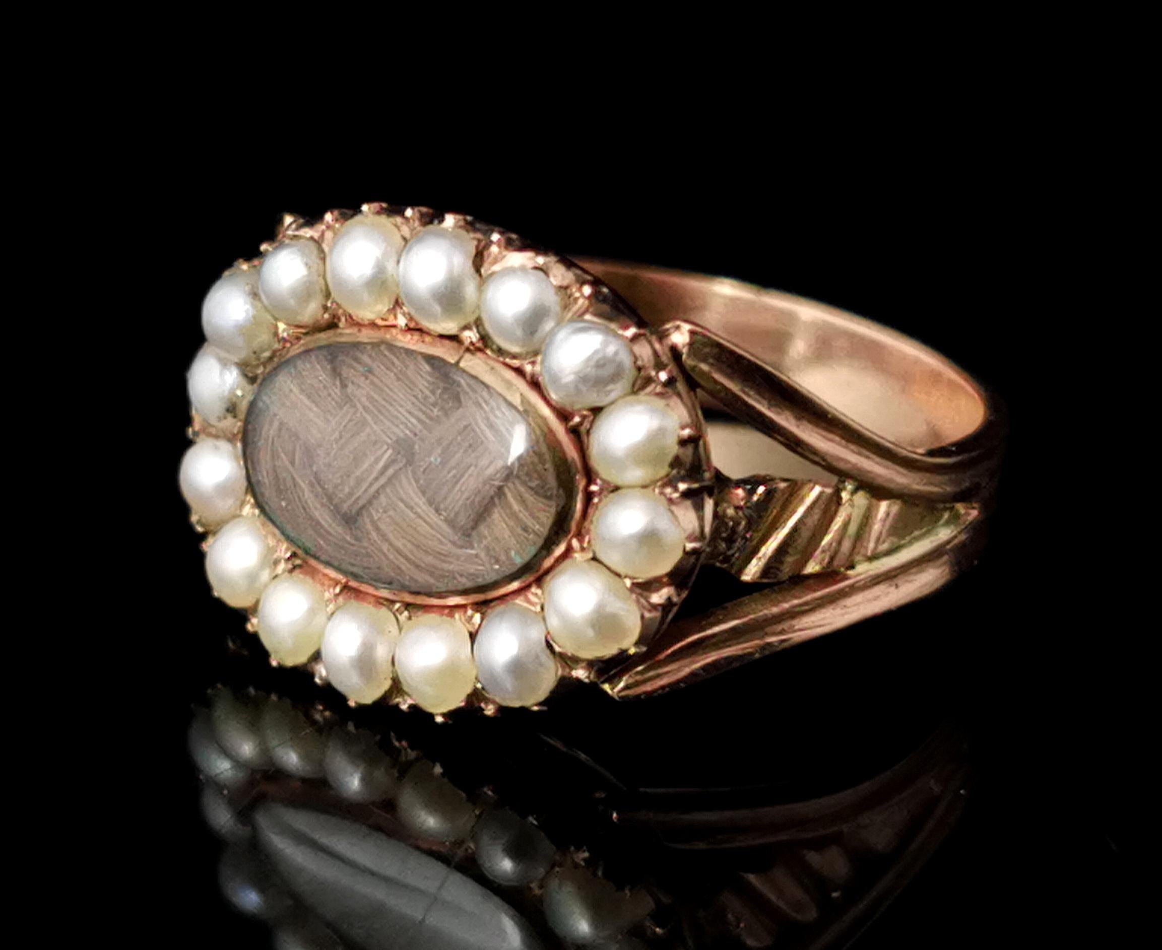 Antique Georgian Mourning Ring, 18 Karat Yellow Gold, Pearl and Hairwork In Fair Condition In NEWARK, GB