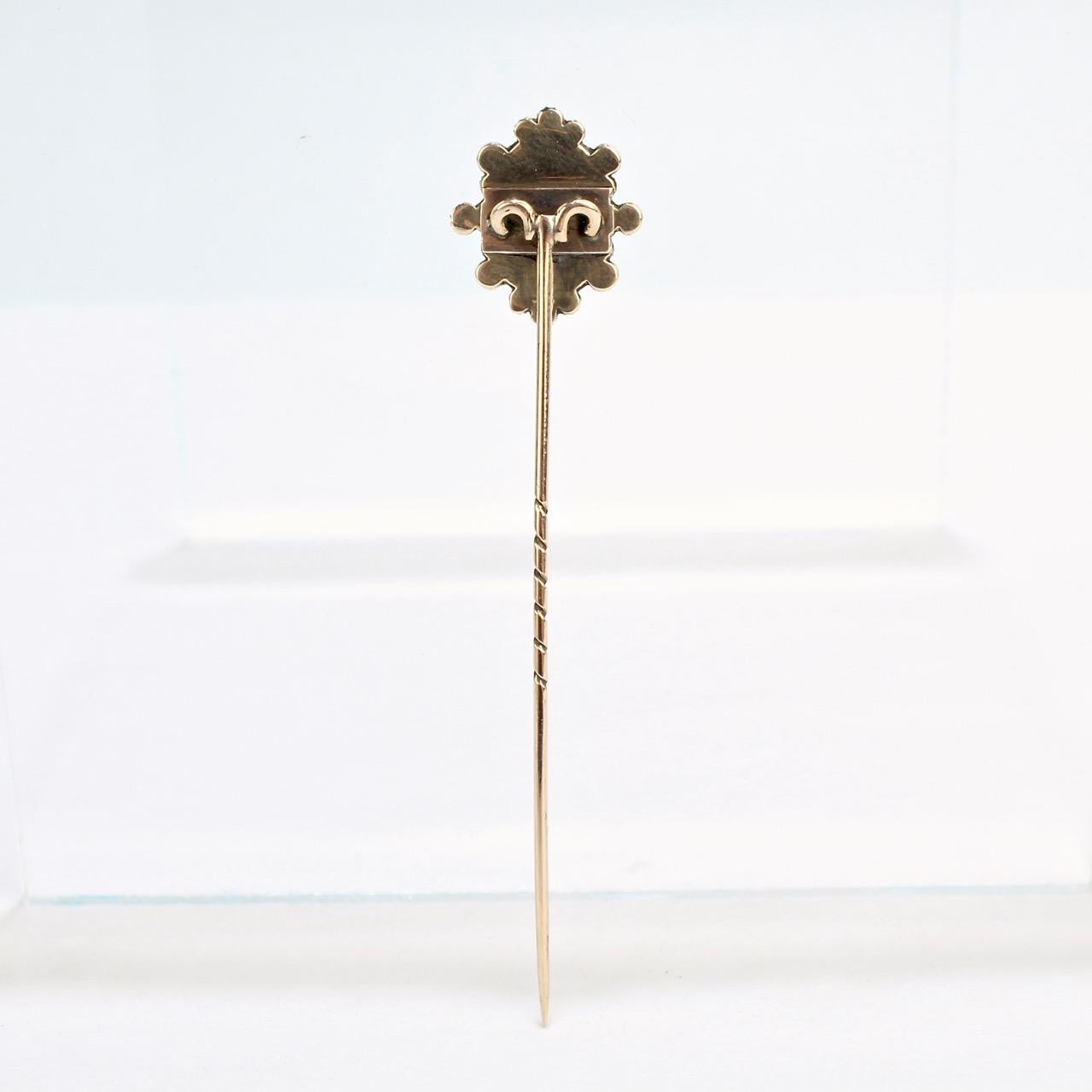 Antike georgianische Trauerstick-Anstecknadel mit Gold, Perlen und Granaten (Georgian) im Angebot