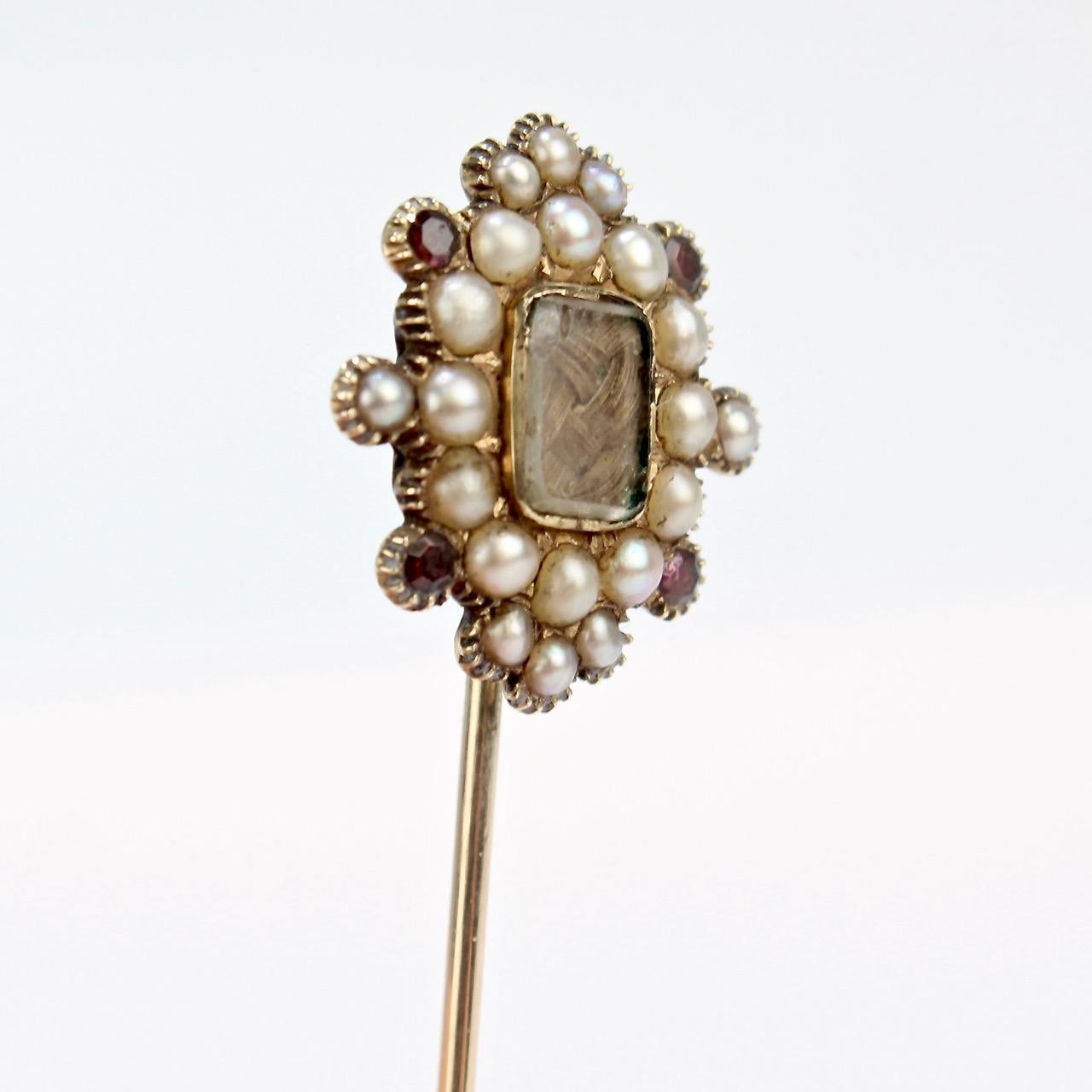 Antike georgianische Trauerstick-Anstecknadel mit Gold, Perlen und Granaten im Angebot 1