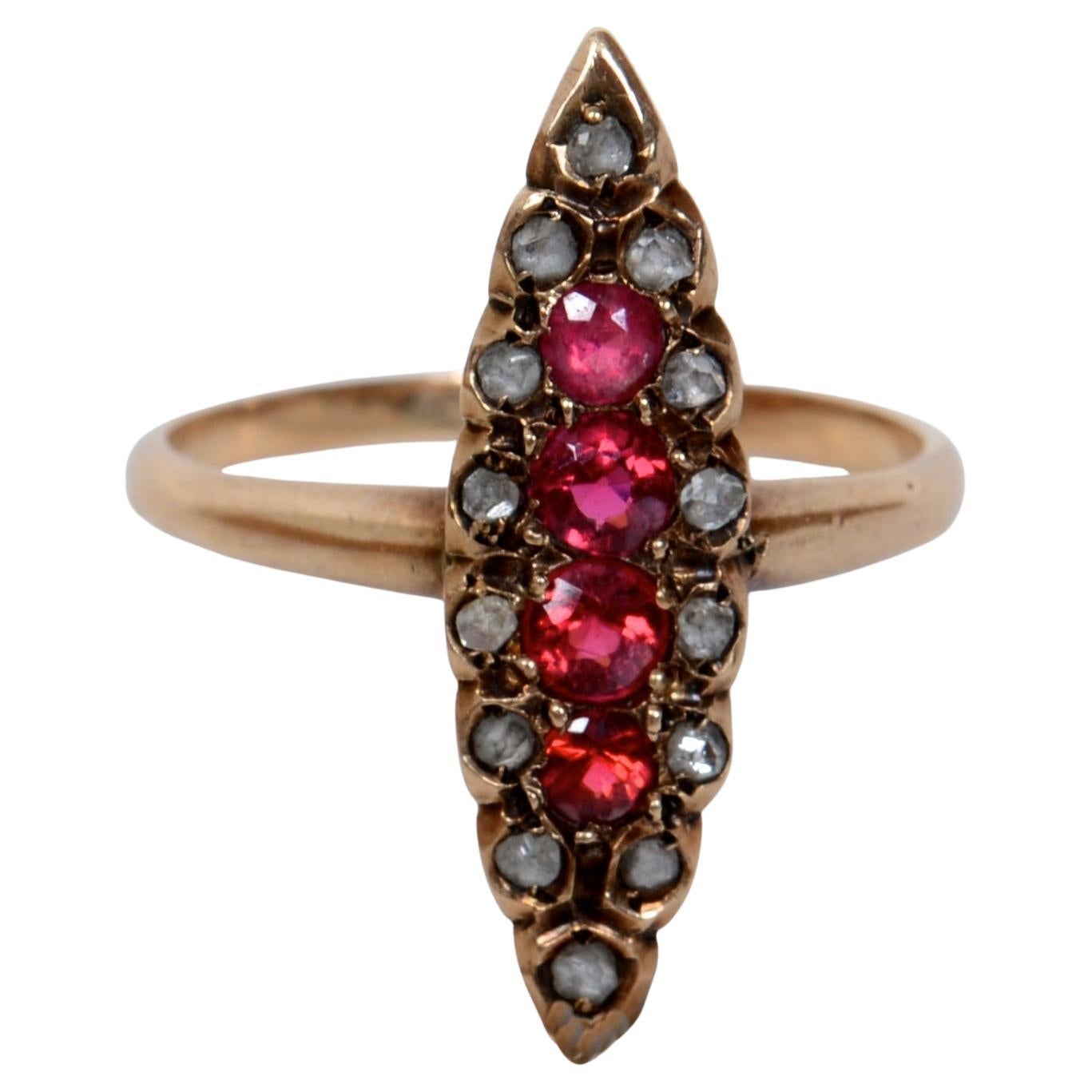 Antico anello georgiano a forma di navetta con granati e diamanti a taglio singolo del 1800 circa. L'incastonatura in oro giallo non è marcata ed è di 14KT. Un classico anello georgiano a forma di 