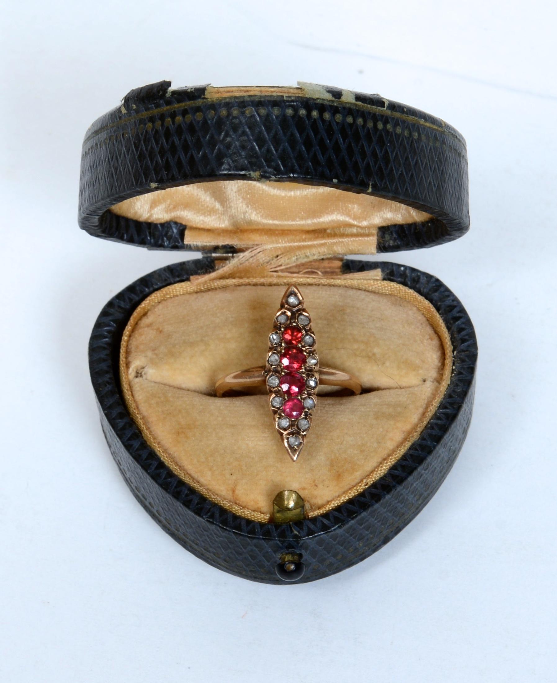 Taglio rotondo Antico anello georgiano a forma di navetta con granati e diamanti a taglio singolo del 1800 ca. in vendita