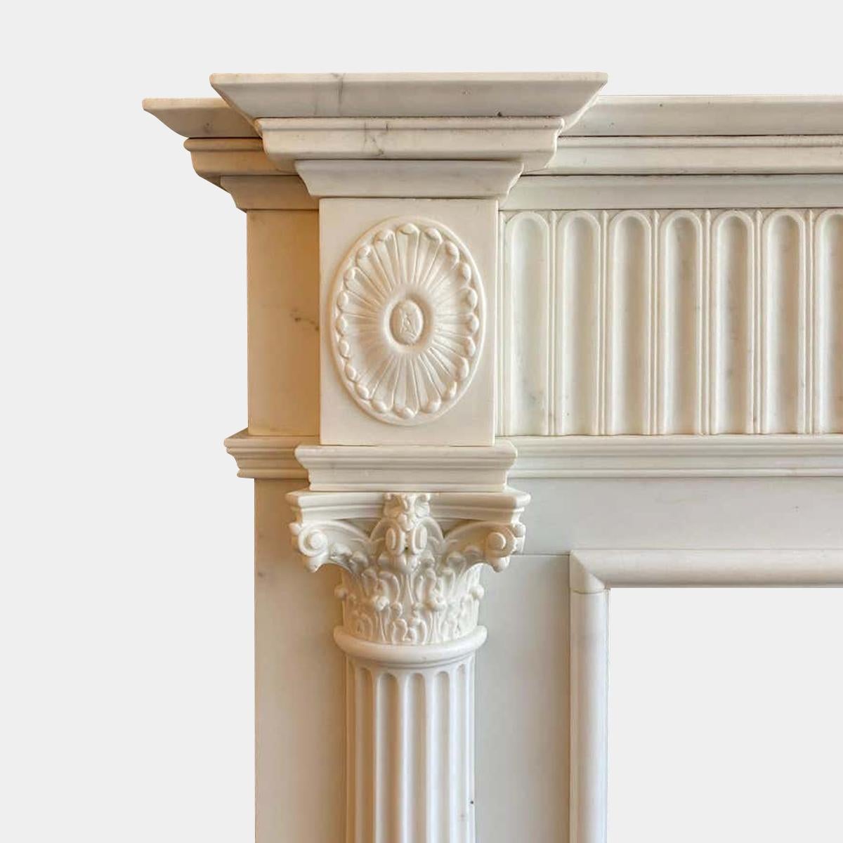 Anglais Cheminée néoclassique géorgienne ancienne en marbre blanc statuaire en vente