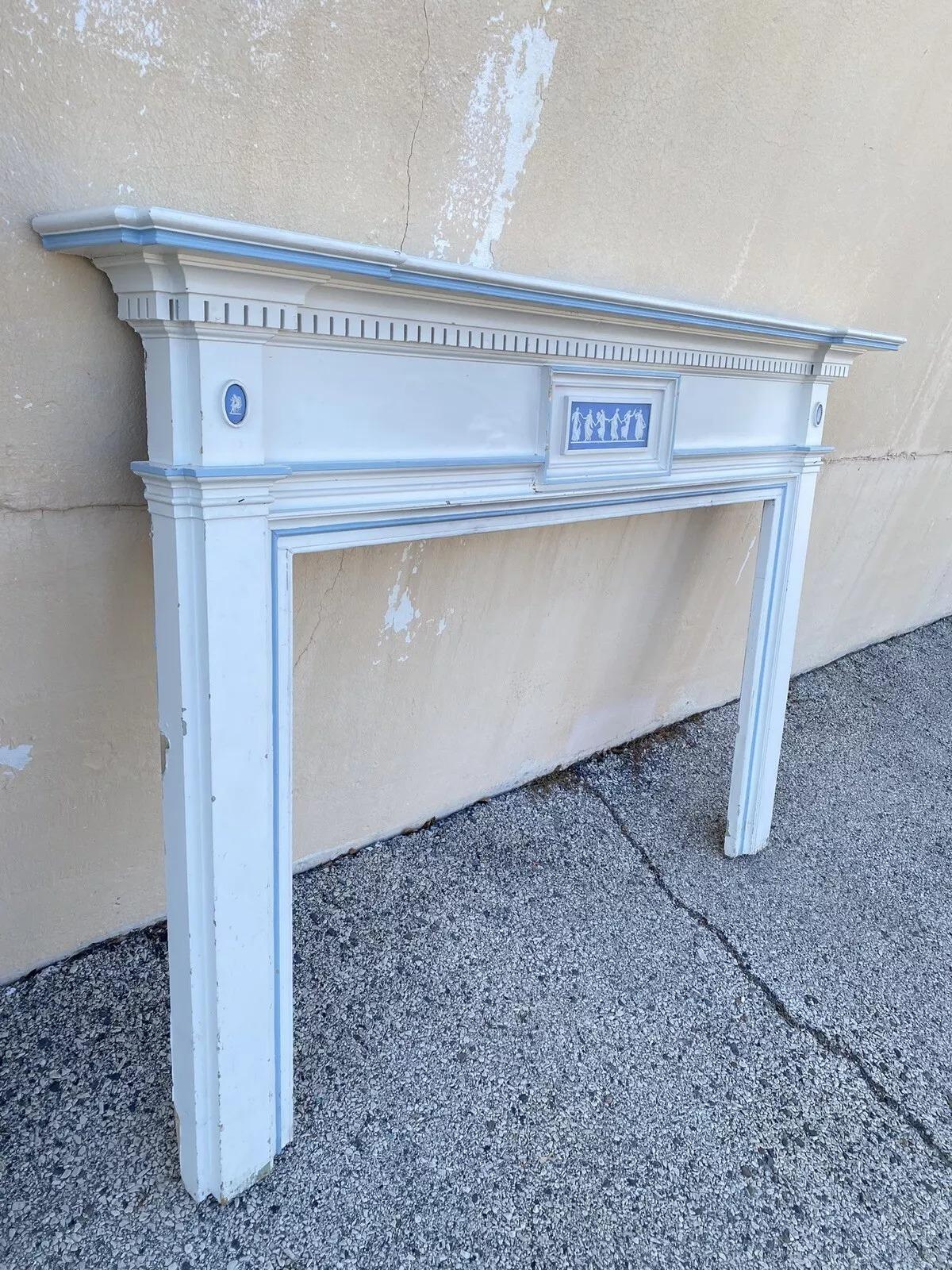 Antigua chimenea georgiana neoclásica pintada de blanco con placas de Wedgwood en venta 5