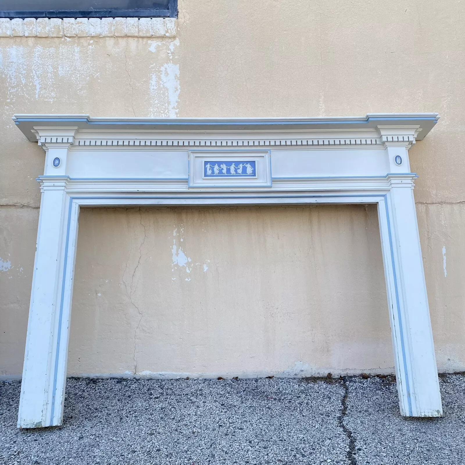 Antigua chimenea georgiana neoclásica pintada de blanco con placas de Wedgwood Georgiano en venta