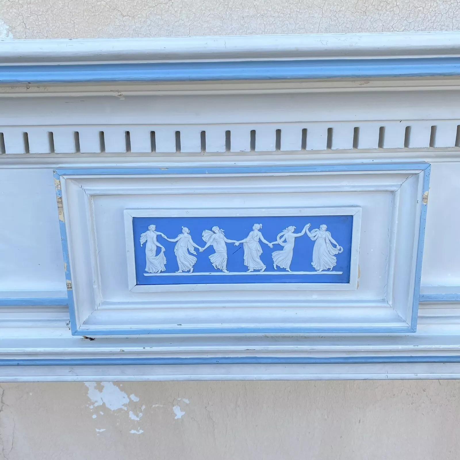 Antigua chimenea georgiana neoclásica pintada de blanco con placas de Wedgwood Desconocido en venta