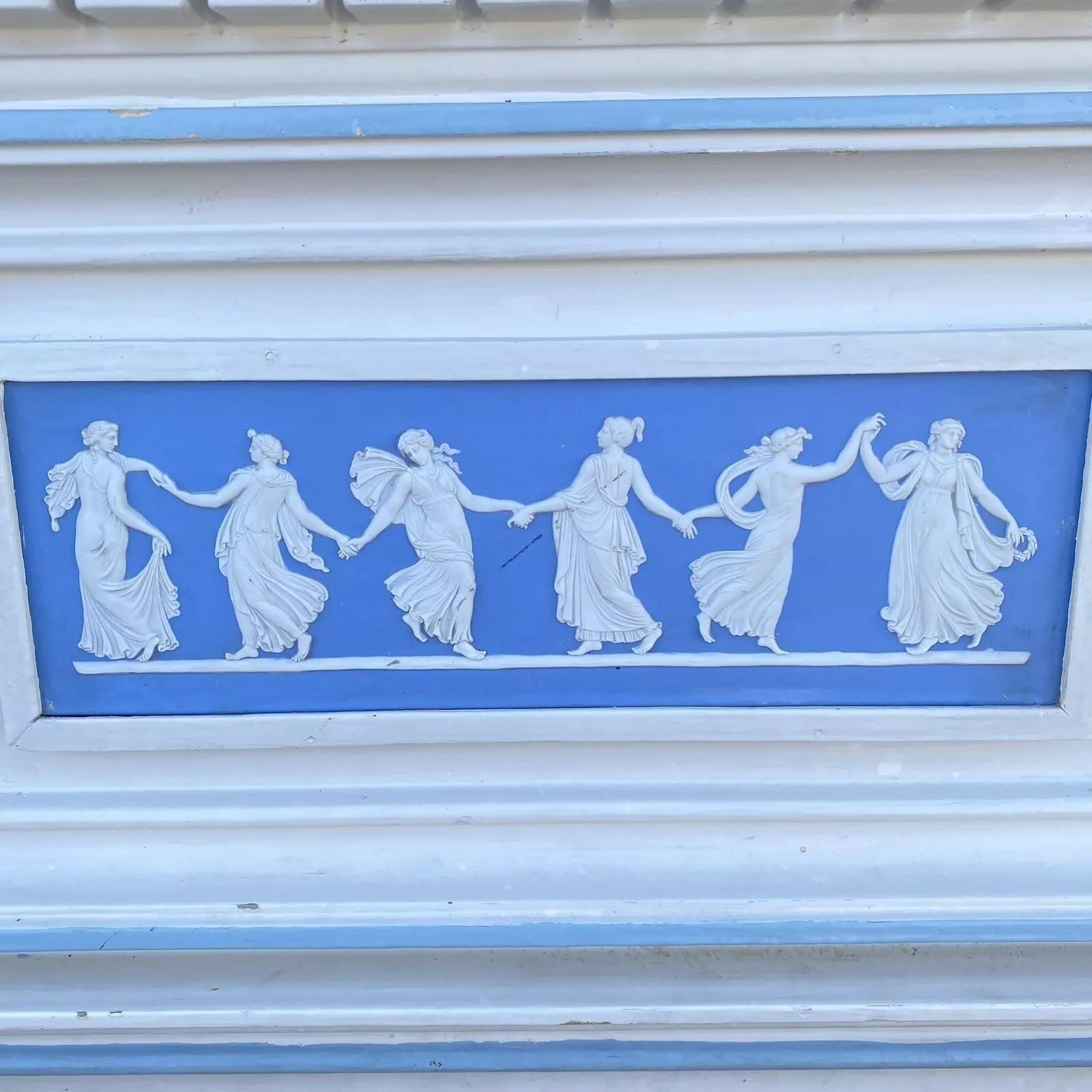 Antigua chimenea georgiana neoclásica pintada de blanco con placas de Wedgwood en Bueno estado para la venta en Philadelphia, PA