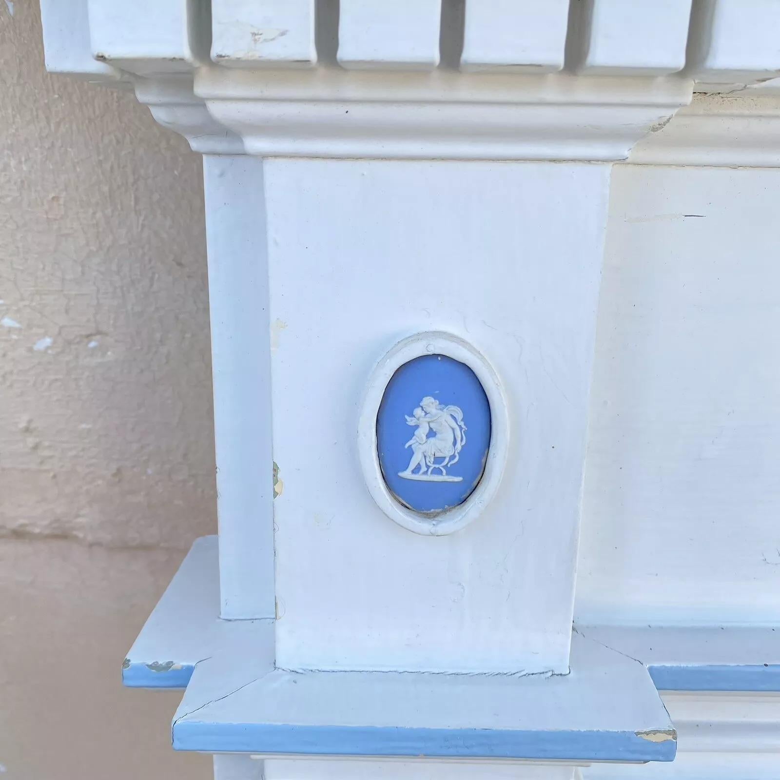 Antigua chimenea georgiana neoclásica pintada de blanco con placas de Wedgwood siglo XX en venta