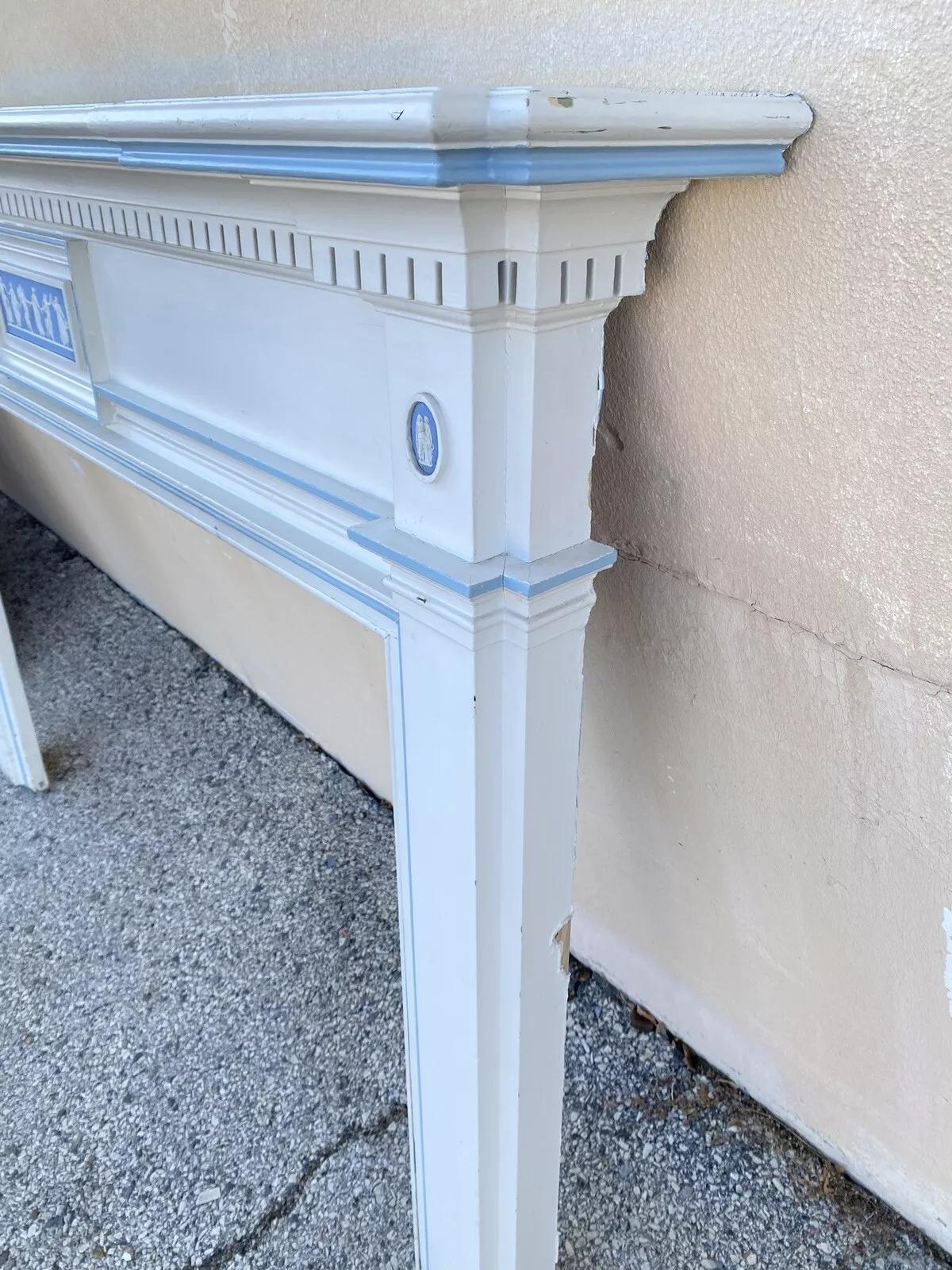 Antigua chimenea georgiana neoclásica pintada de blanco con placas de Wedgwood Madera en venta