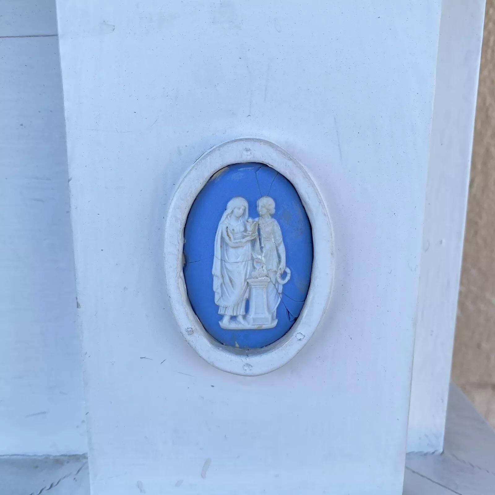 Antigua chimenea georgiana neoclásica pintada de blanco con placas de Wedgwood en venta 1