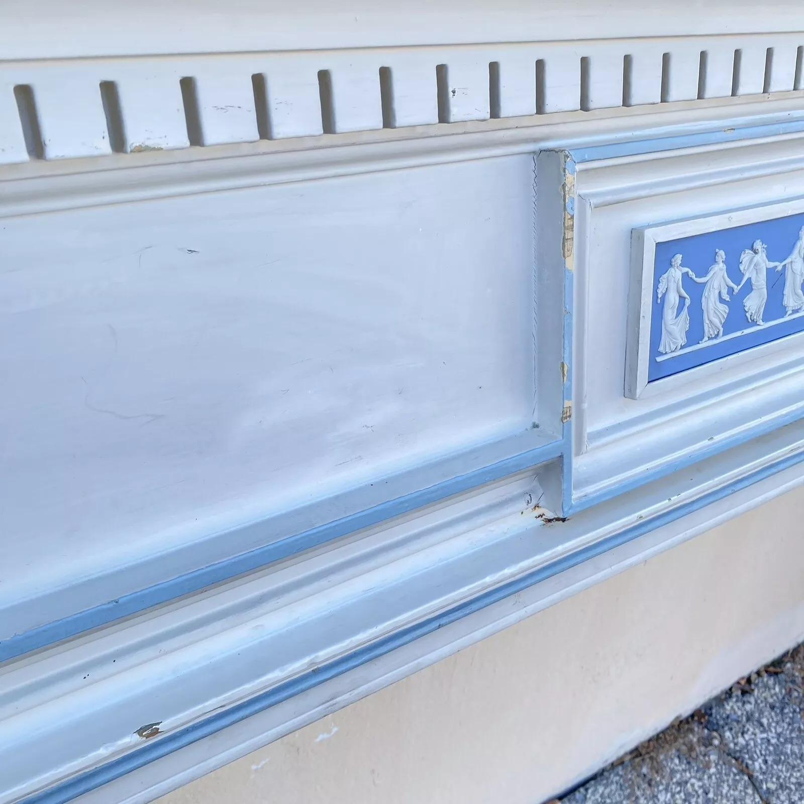 Antigua chimenea georgiana neoclásica pintada de blanco con placas de Wedgwood en venta 2