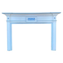 Cheminée néoclassique géorgienne ancienne peinte en blanc avec plaques de Wedgwood