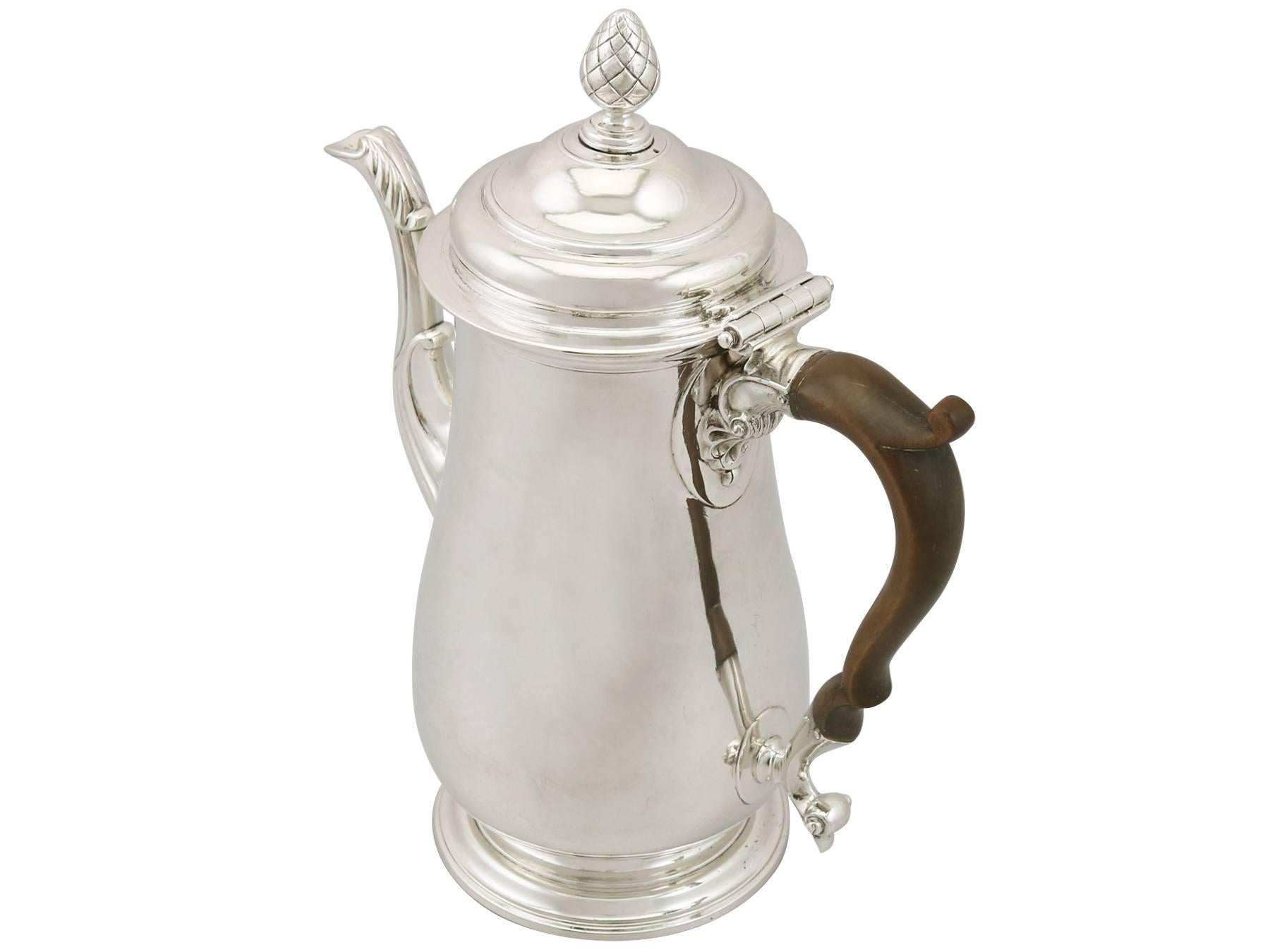 Antique Georgian Newcastle Sterling Silver Coffee Pot In Excellent Condition In Jesmond, Newcastle Upon Tyne