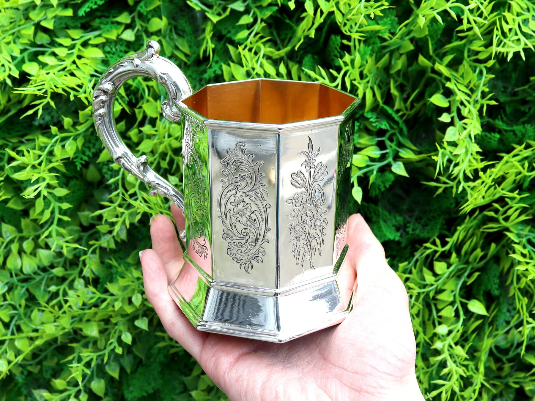 Un par excepcional, fino e impresionante de tazas antiguas de plata de ley de Jorge III de Newcastle; una adición a nuestra gama de diversa platería georgiana de Newcastle.

Estas excepcionales tazas antiguas de plata de ley de Jorge III de