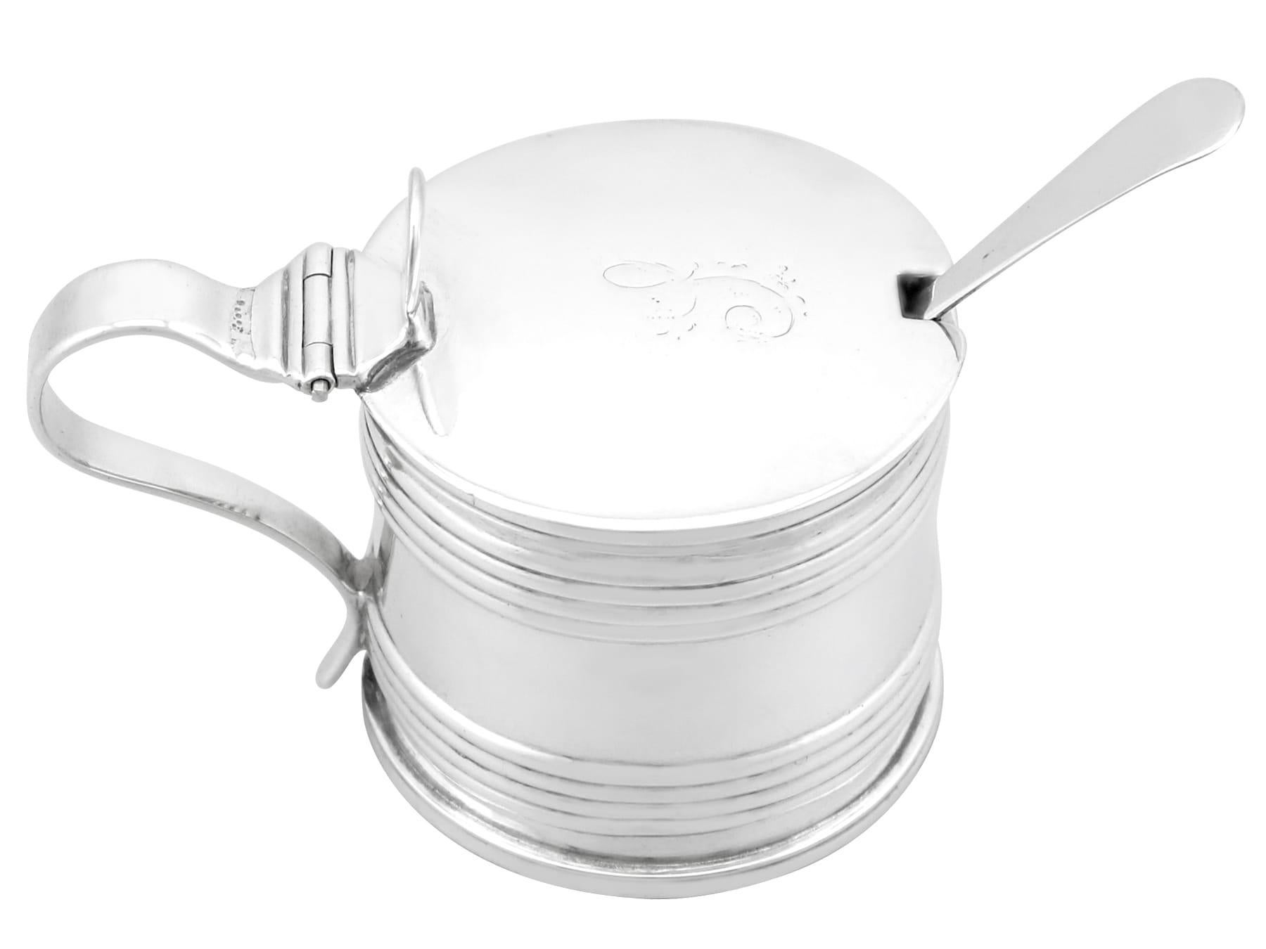 Un eccezionale, raffinato e imponente vaso di senape in argento sterling di Giorgio III Newcastle, che va ad aggiungersi alla nostra collezione di ampolle e condimenti in argento georgiani.

Questo eccezionale vaso di senape in argento massiccio di