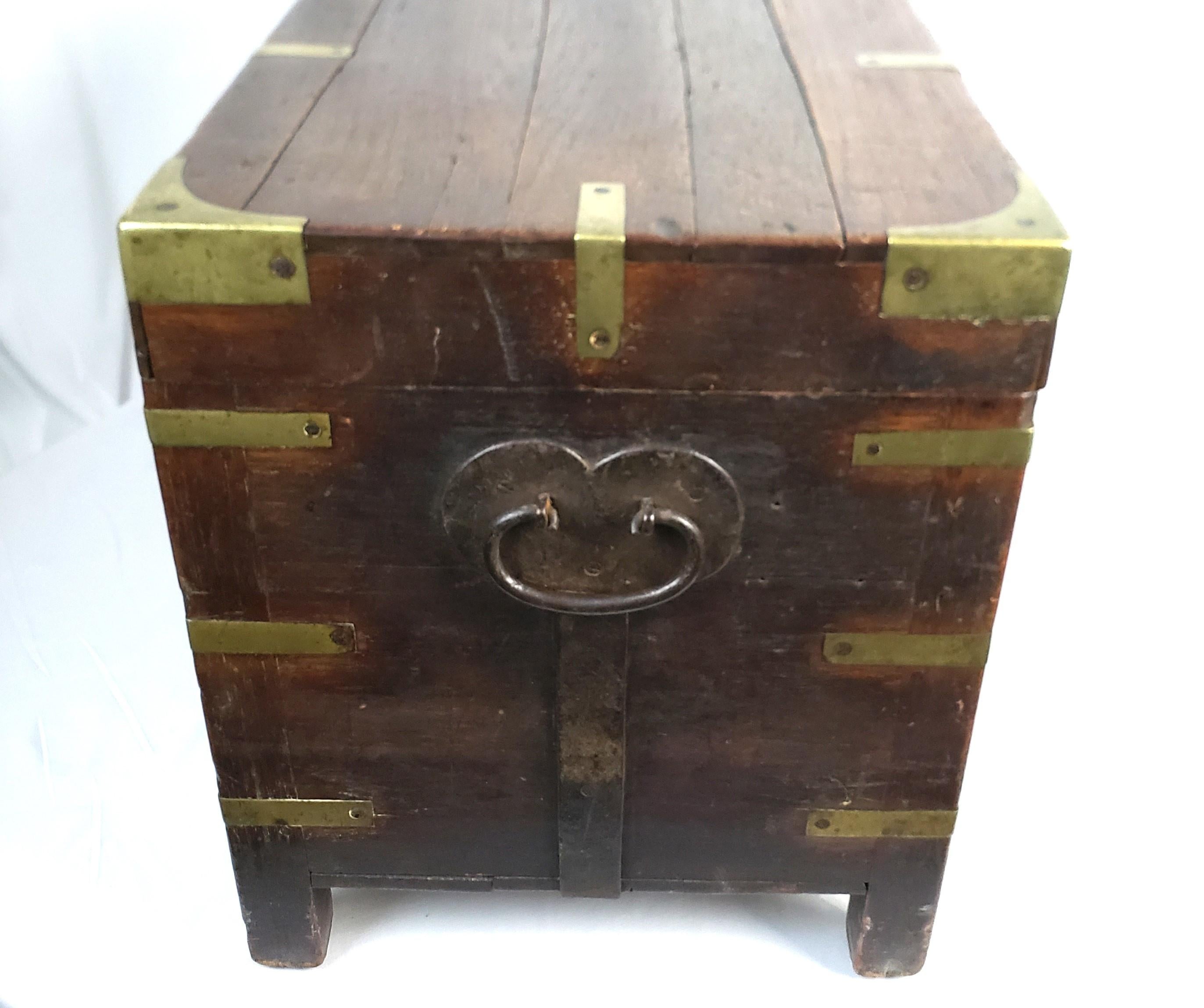 Antique Georgian Oak Campaign Chest with Brass Accents For Sale 6