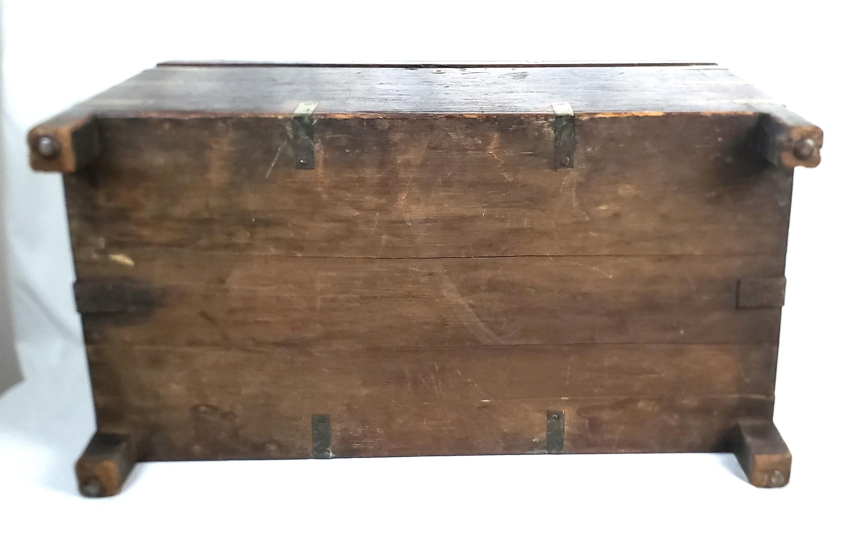 Antique Georgian Oak Campaign Chest with Brass Accents For Sale 7