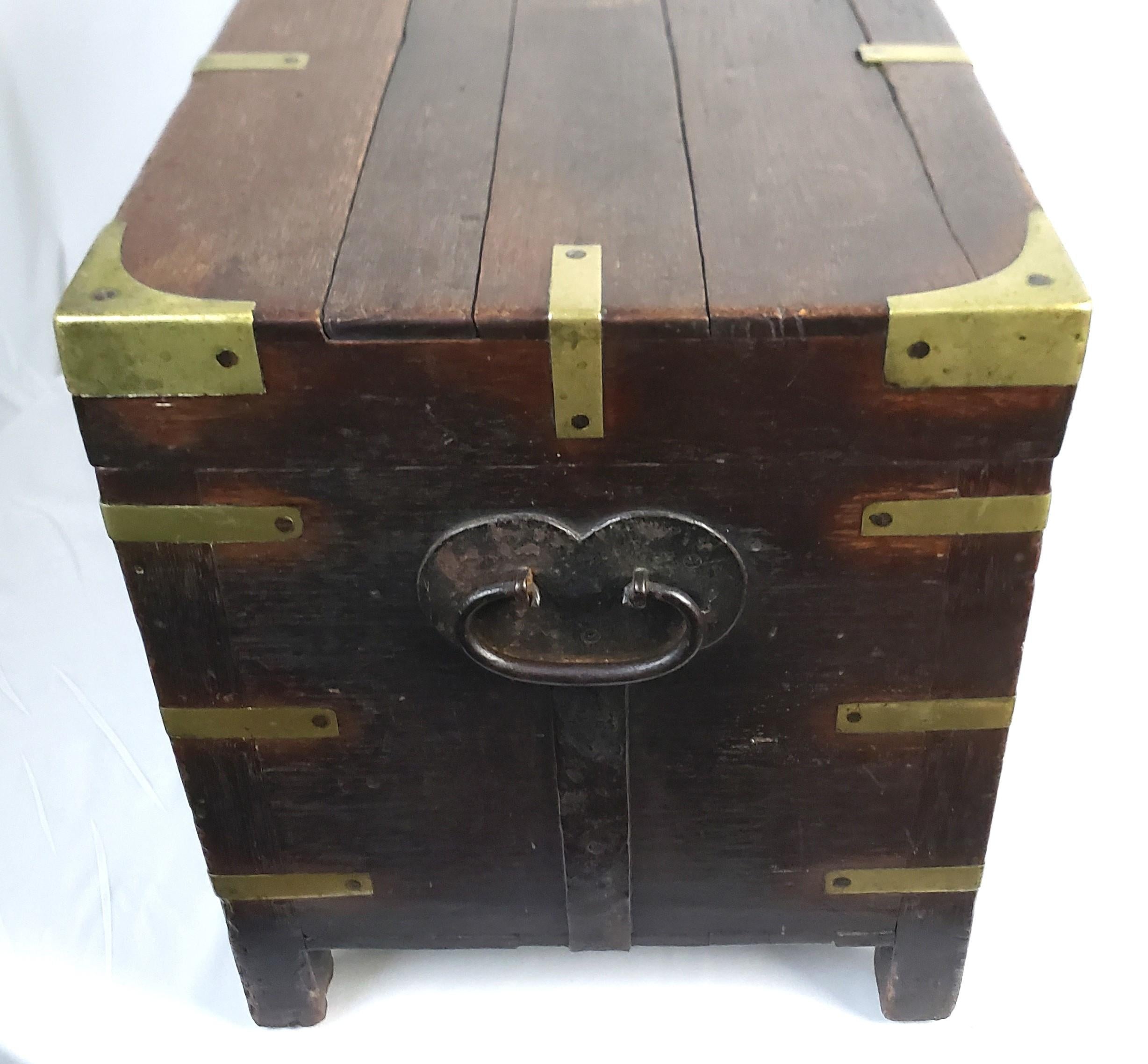 Antique Georgian Oak Campaign Chest with Brass Accents In Good Condition For Sale In Hamilton, Ontario