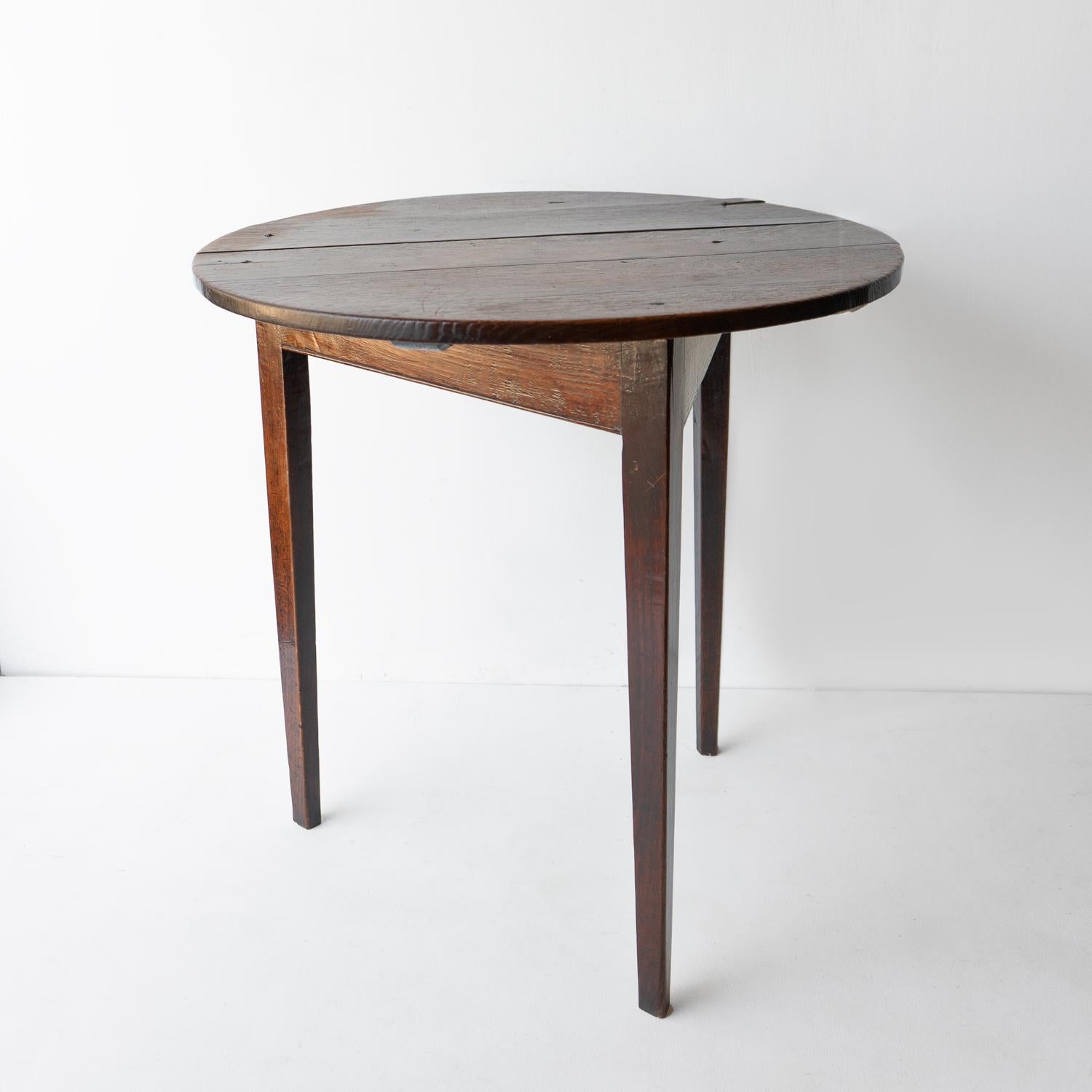 ANTIQUE RUSTIC WOODEN CIRCULAR ‘CRICKET’ TABLE
Of simple form with a four-plank circular oak top over a simple apron peg joined with three quad-form tapering legs.

A lovely rich patina to the oak with rich golden tones.

Would work well as either a