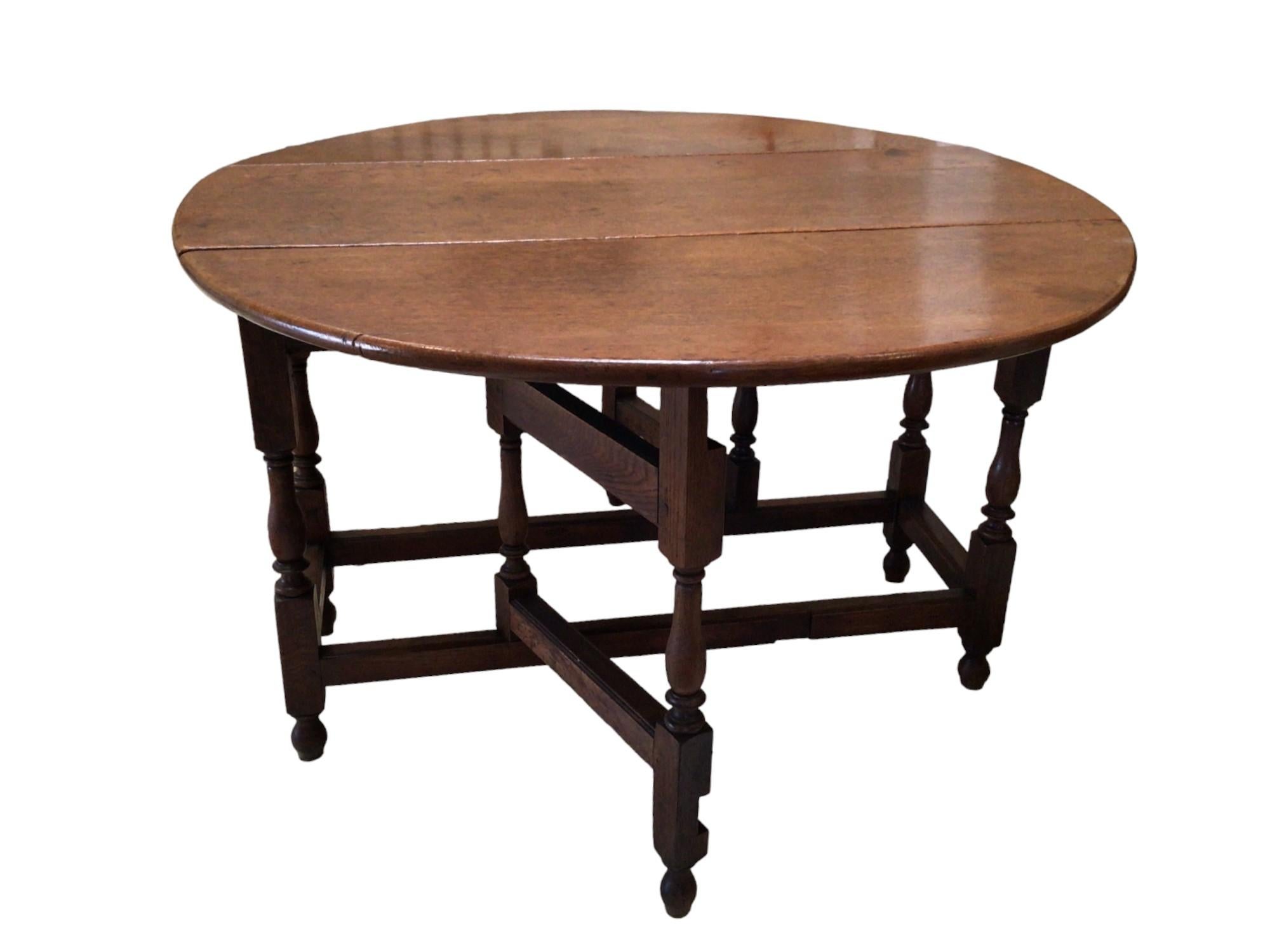 Antique Georgian Oak Gateleg Table with Drawer In Good Condition For Sale In Los Angeles, CA