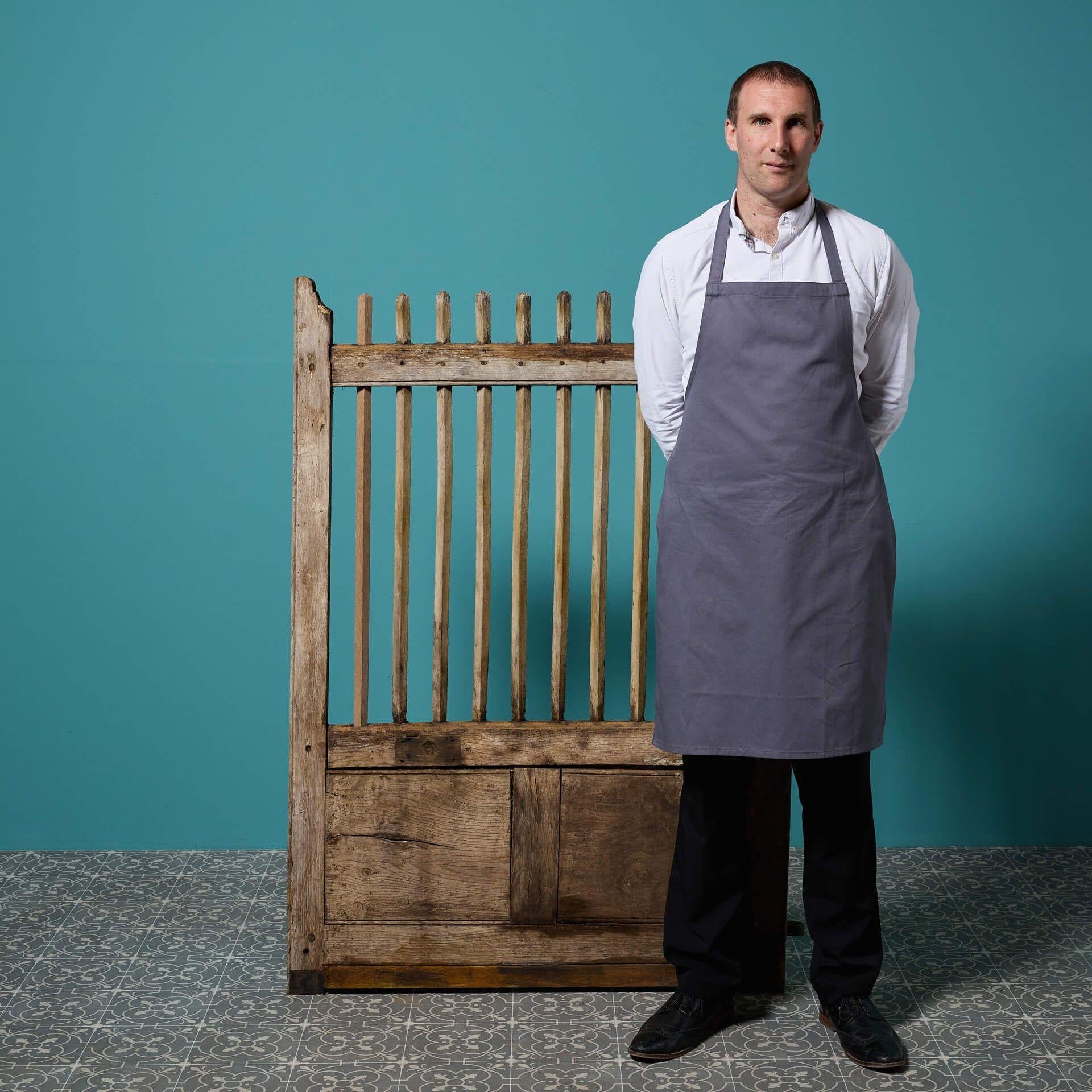 Un antico cancello pedonale georgiano in quercia risalente al XIX secolo. Recuperato da una chiesa vicino a Stroud, nel Gloucestershire.

Con la parte superiore a picchetto e la base a pannelli, è insolita e sostanziosa. Questo cancello unico è