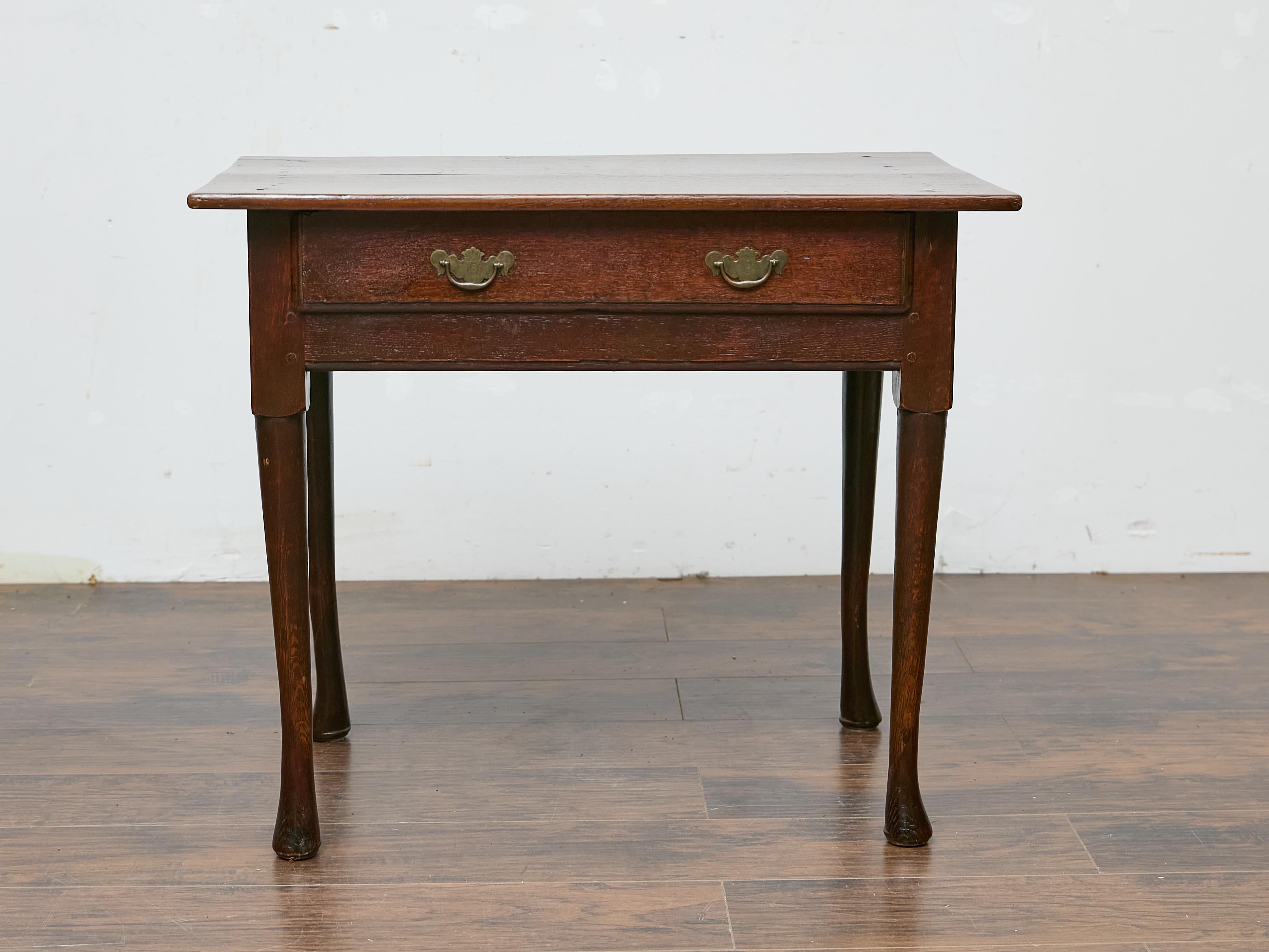 Ein charmanter englischer Beistelltisch aus georgianischer Eiche, ca. 1800-1830, mit eleganten Cabriole-Beinen und einer einzelnen Schublade mit Fledermausgriffen aus Messing im Chippendale-Stil. Der aus massiver Eiche gefertigte Tisch weist die für