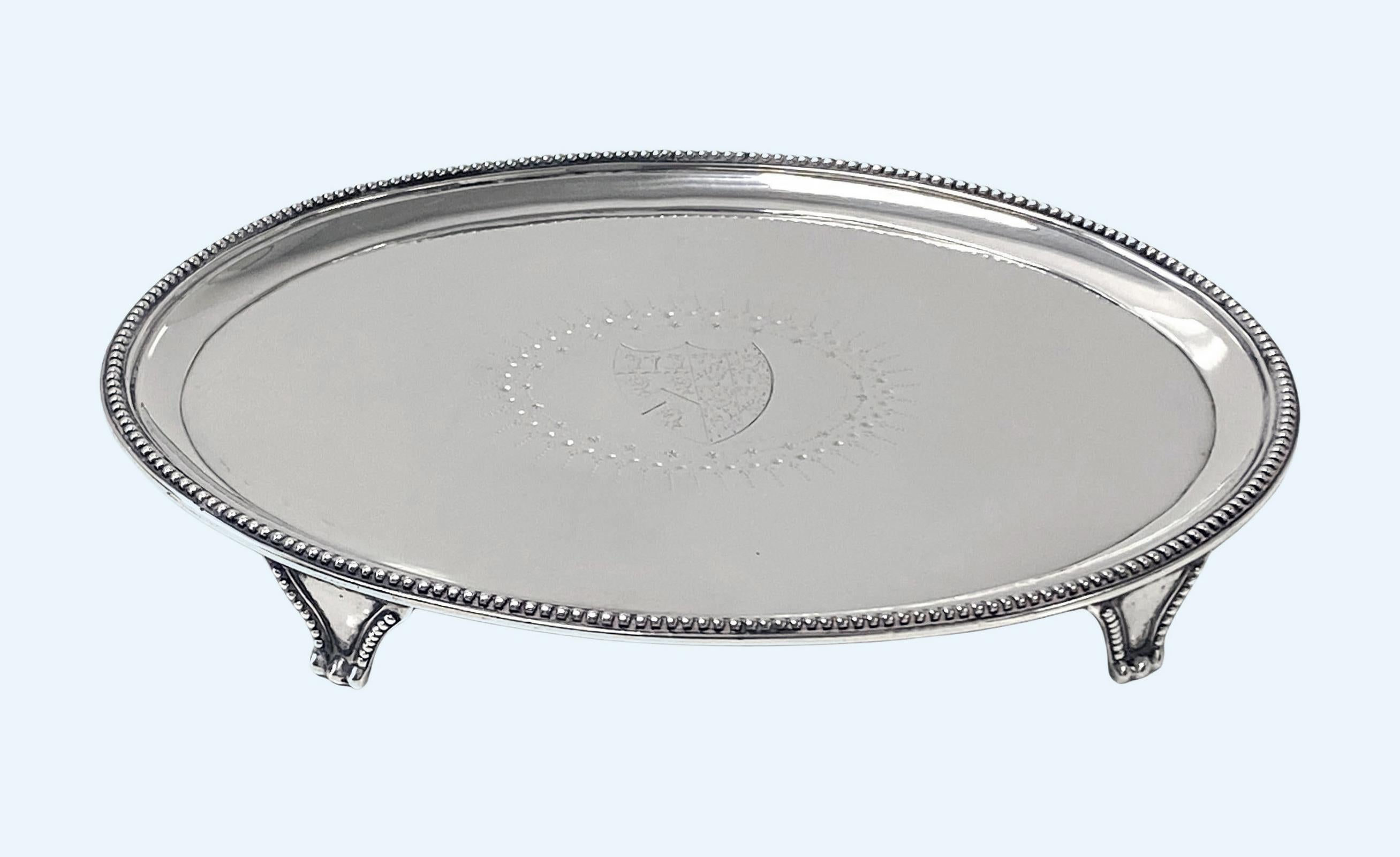 Ancien saloir ovale en argent de style géorgien Londres 1784 Elizabeth Jones. Salière de forme ovale à bord rehaussé de perles, armoiries de la famille au centre, dans un cartouche central de guirlande en forme d'étoile, reposant sur quatre supports