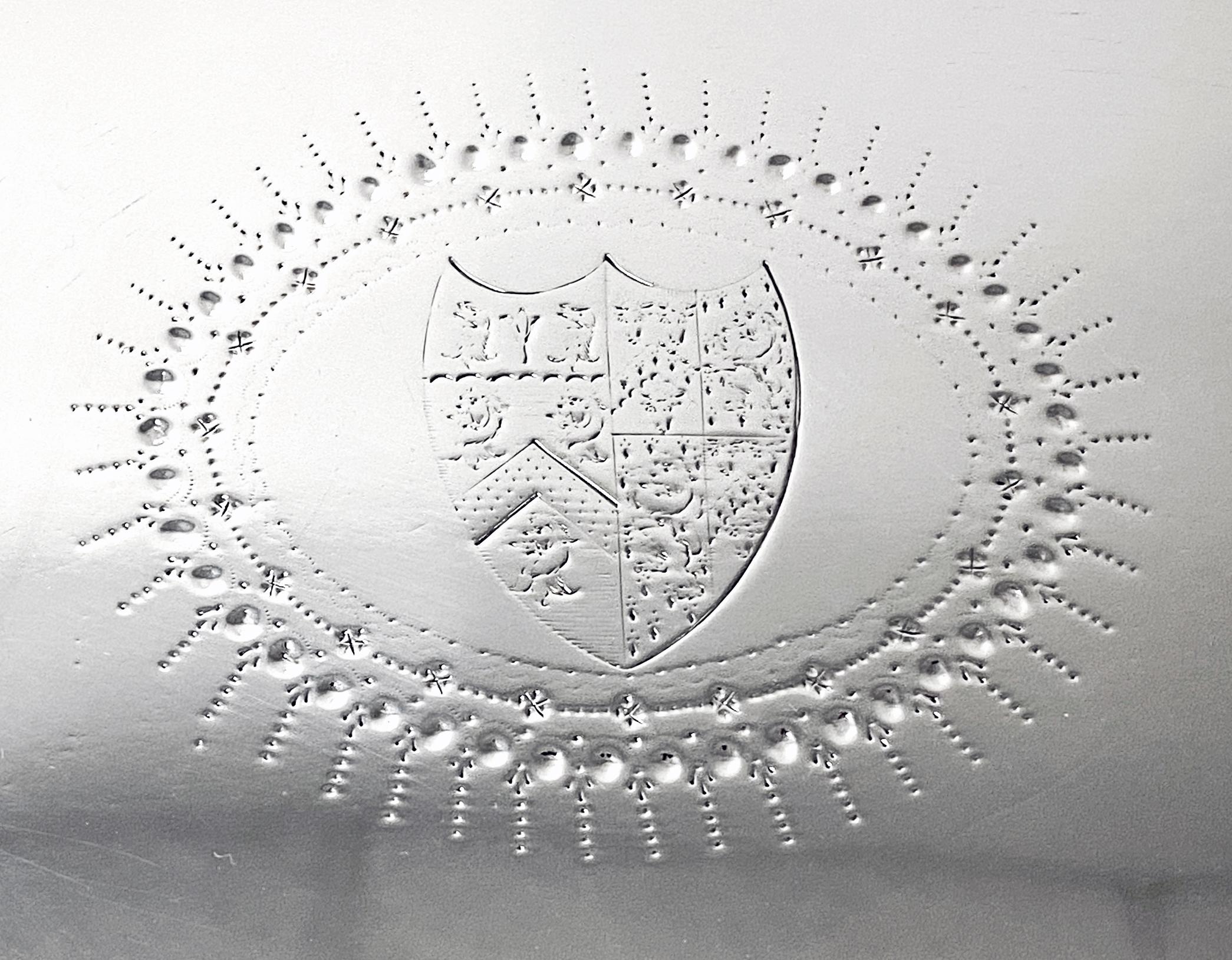 Plateau Salver ovale géorgien ancien Londres 1784 Elizabeth Jones Bon état - En vente à Toronto, Ontario