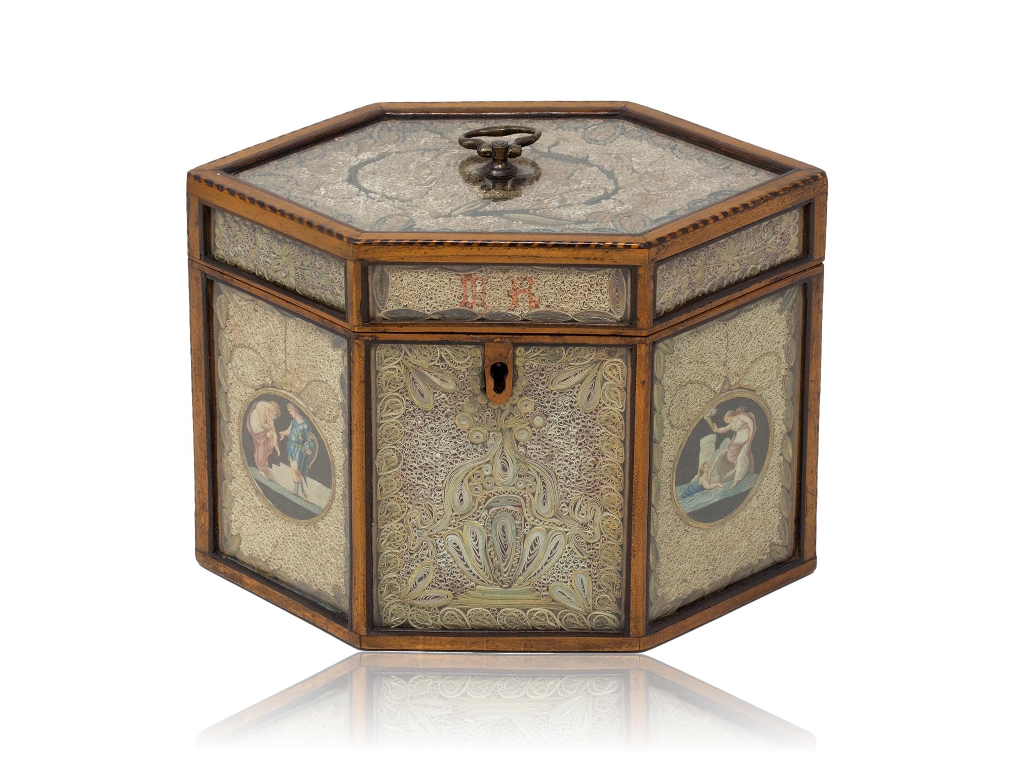 Enmarcado en madera de boj

De nuestra colección Tea Caddy, estamos encantados de ofrecerte esta excepcional Tea Caddy Georgiana de Papel en Pergamino. La Cuchara de Té, de forma hexagonal alargada, está enmarcada en madera de boj con cordones