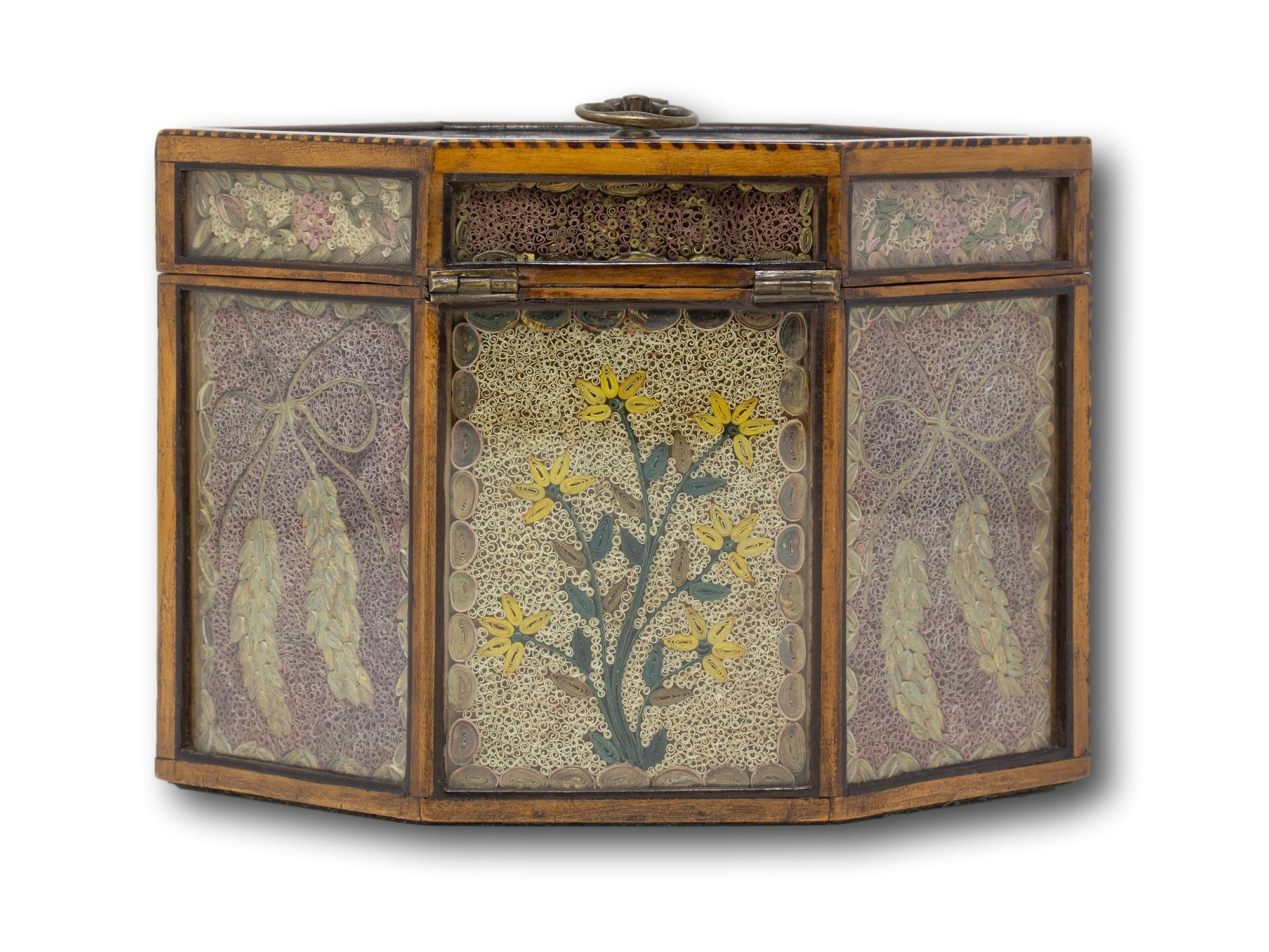 Caja de té georgiana antigua con volutas de papel siglo XVIII en venta