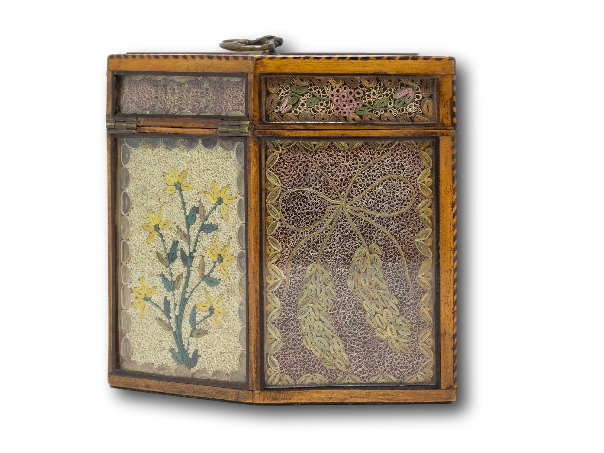 Caja de té georgiana antigua con volutas de papel Vidrio en venta