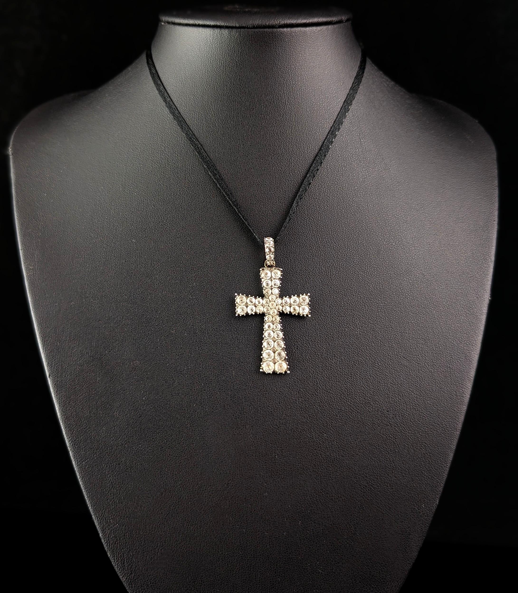 Eine wunderschöne antike, späte georgianische Ära Paste Cross-Anhänger.

Ein Kreuz aus Sterlingsilber, verziert mit Reihen von Diamanten im Rosenschliff, die in eine geschlossene Fassung eingesetzt sind.

Die Mitte ist mit einem kleinen Blumenmuster