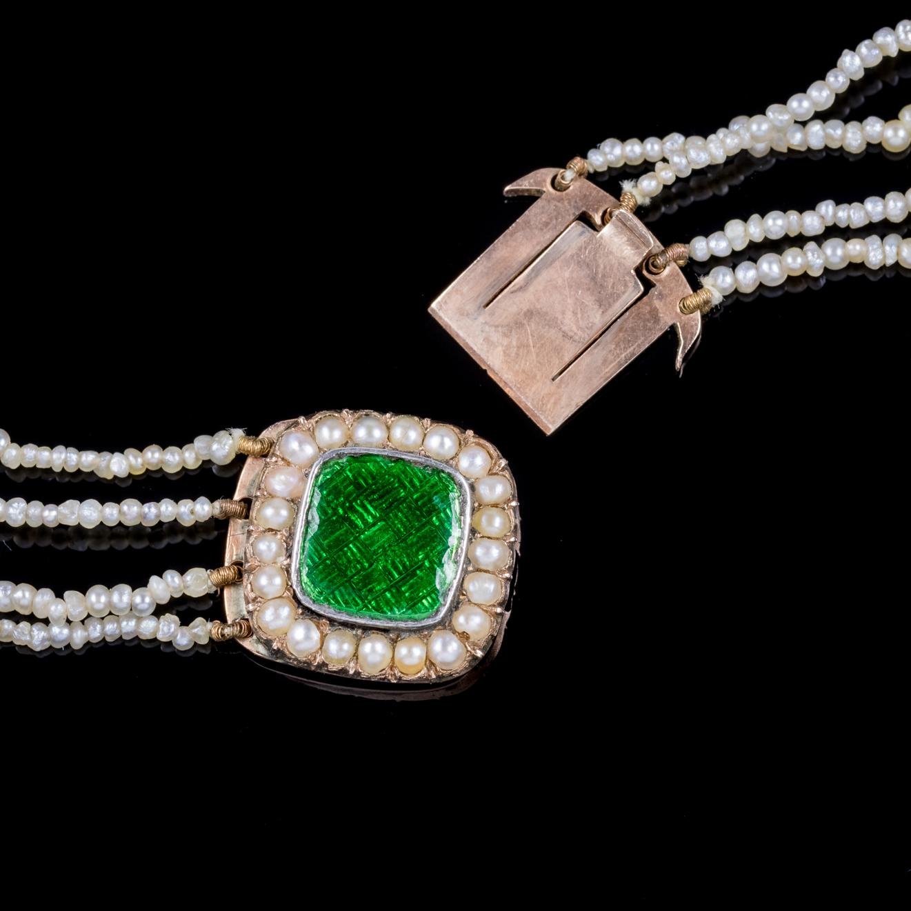 Antique Georgian Pearl Necklace Green Enamel Clasp 9 Carat Gold, circa 1800 Damen