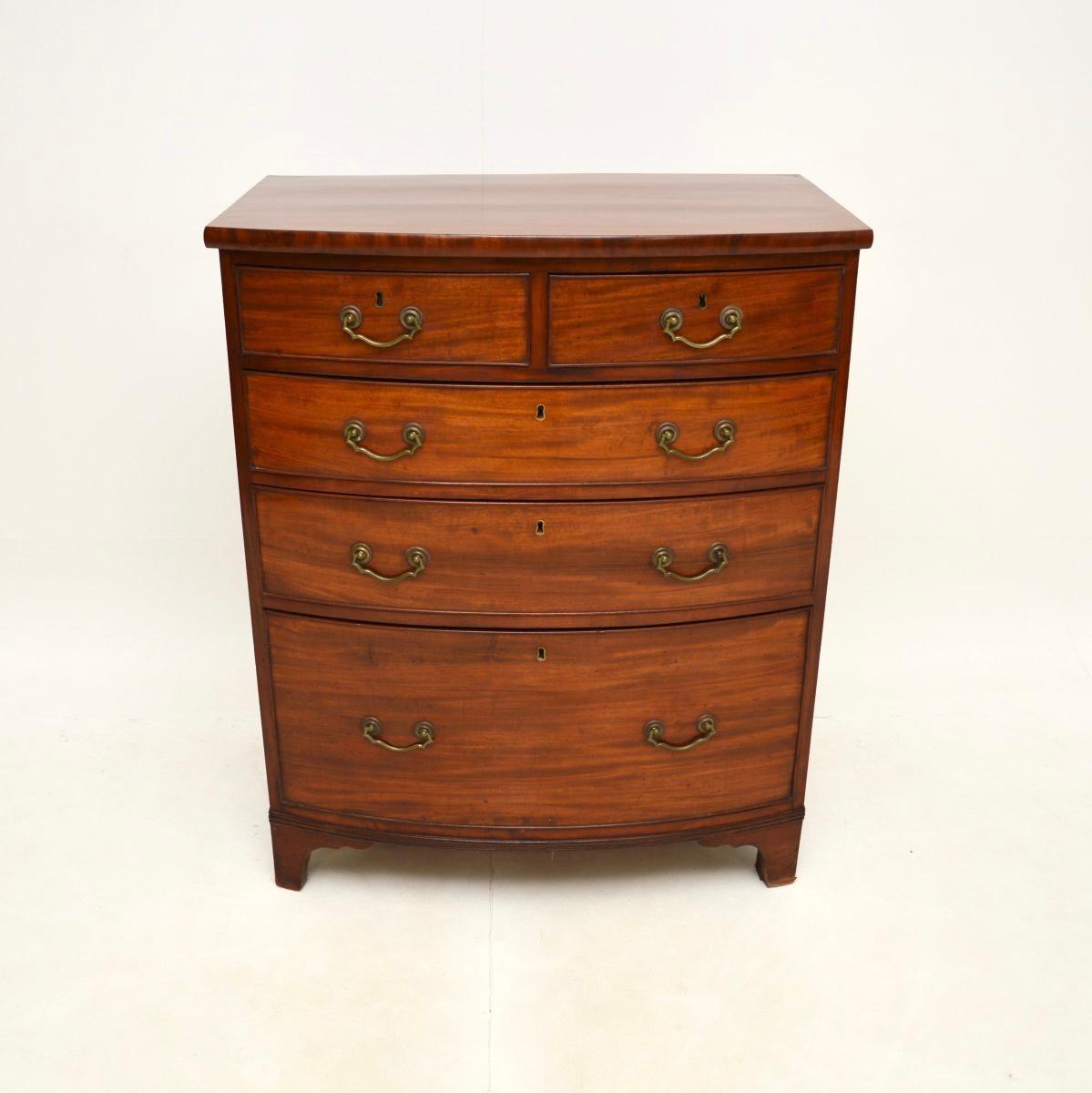 A superb antique Georgian period bow front chest of drawers. This was made in England, it dates from around 1810-1820 period.

This is a great size with lots of storage space, and it’s extremely well made. It sits on bracket feet, with beautiful