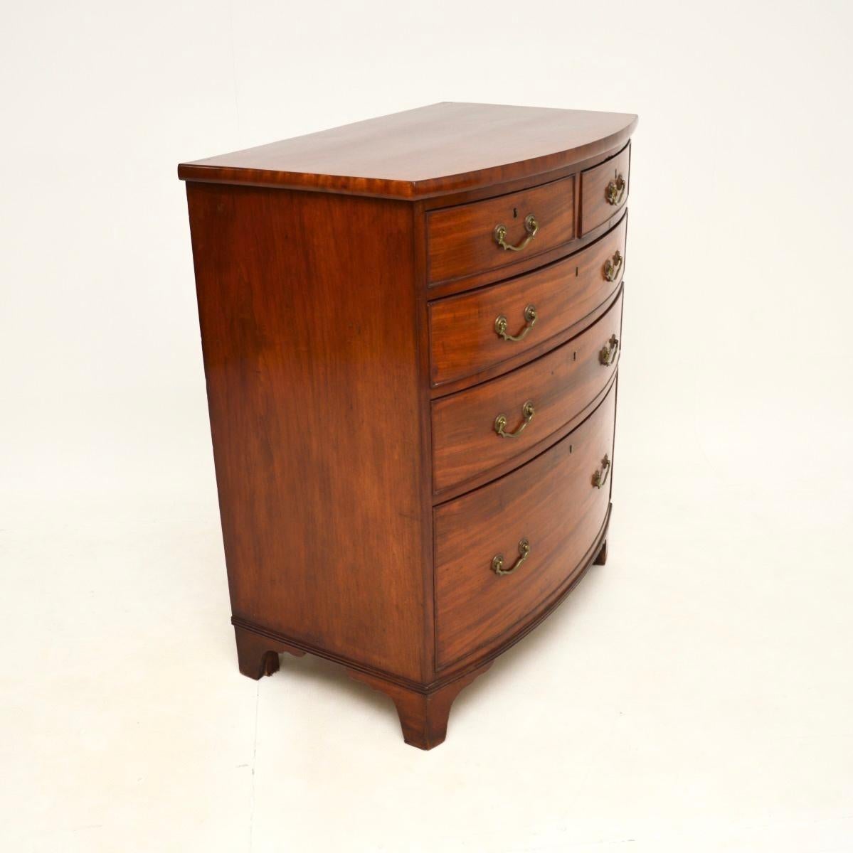 Antique Georgian Period Bow Front Chest of Drawers In Good Condition For Sale In London, GB
