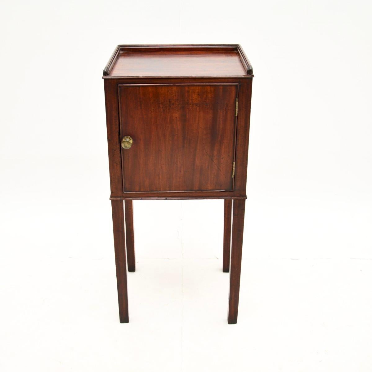 A smart and very well made antique Georgian period cabinet on legs. This was made in England, it dates from around 1790-1810.

It is of superb quality and has a very useful design. It would be perfect as a bedside cabinet or as a side / lamp table