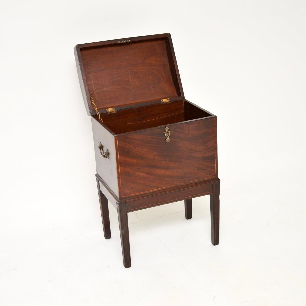 Maravillosa bodega/enfriador de vino original de la época georgiana de Gillows. Fabricada en Inglaterra, data aproximadamente de 1790-1810.

Es de una calidad magnífica y tiene un tamaño precioso. La parte superior abovedada se eleva para revelar un